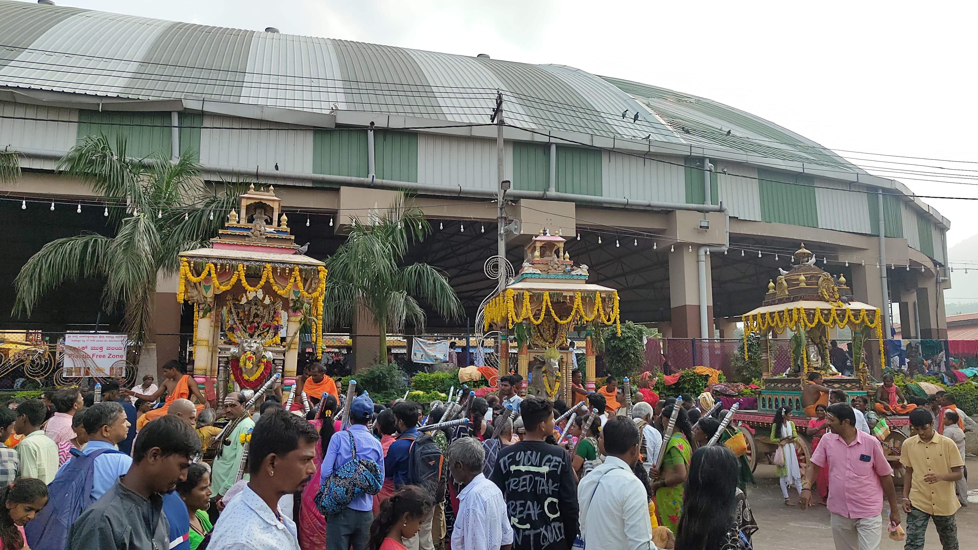 ಮಾದೇಶ್ವರ ಸನ್ನಿಧಿಯಲ್ಲಿ ಗುರುವಾರ ವಿವಿಧ ಸೇವೆಯಲ್ಲಿ ಪಾಲ್ಗೊಂಡಿದ್ದ ಭಕ್ತರು