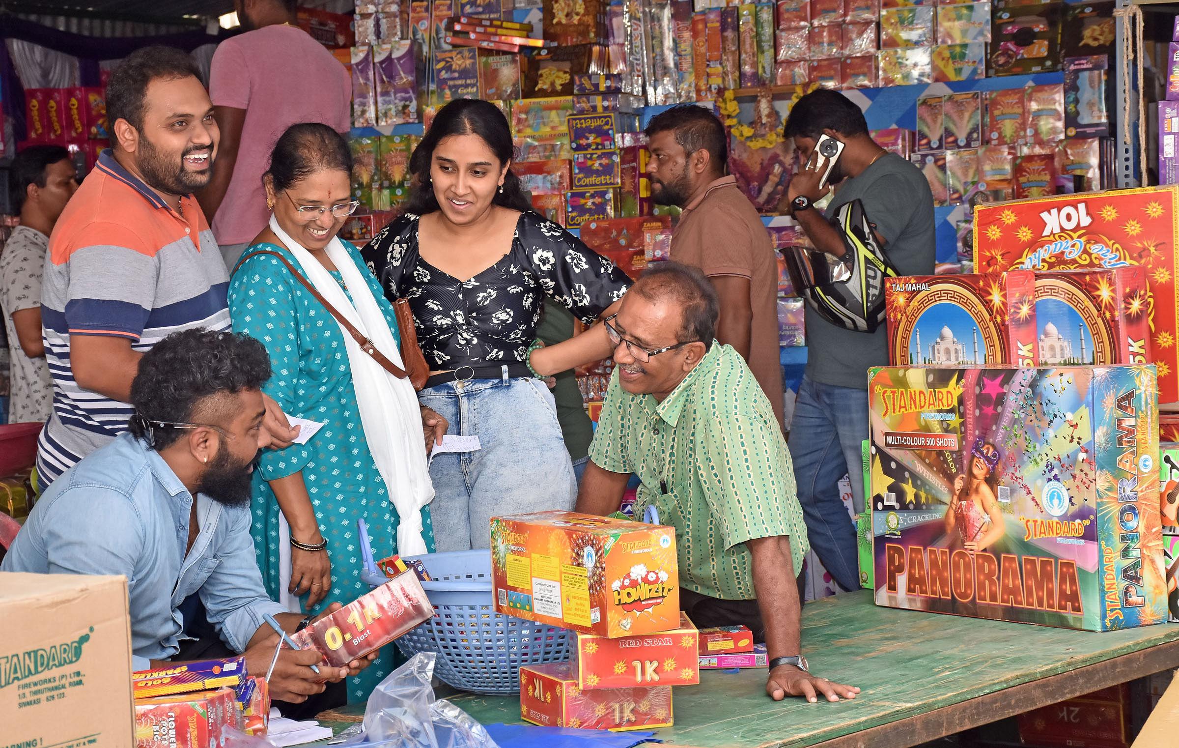 ಜೆ.ಕೆ. ಮೈದಾನದಲ್ಲಿ ಪಟಾಕಿ ಖರೀದಿಗೆ ಬಂದ ಗ್ರಾಹಕರು –ಪ್ರಜಾವಾಣಿ ಚಿತ್ರ: ಹಂಪಾ ನಾಗರಾಜ್‌