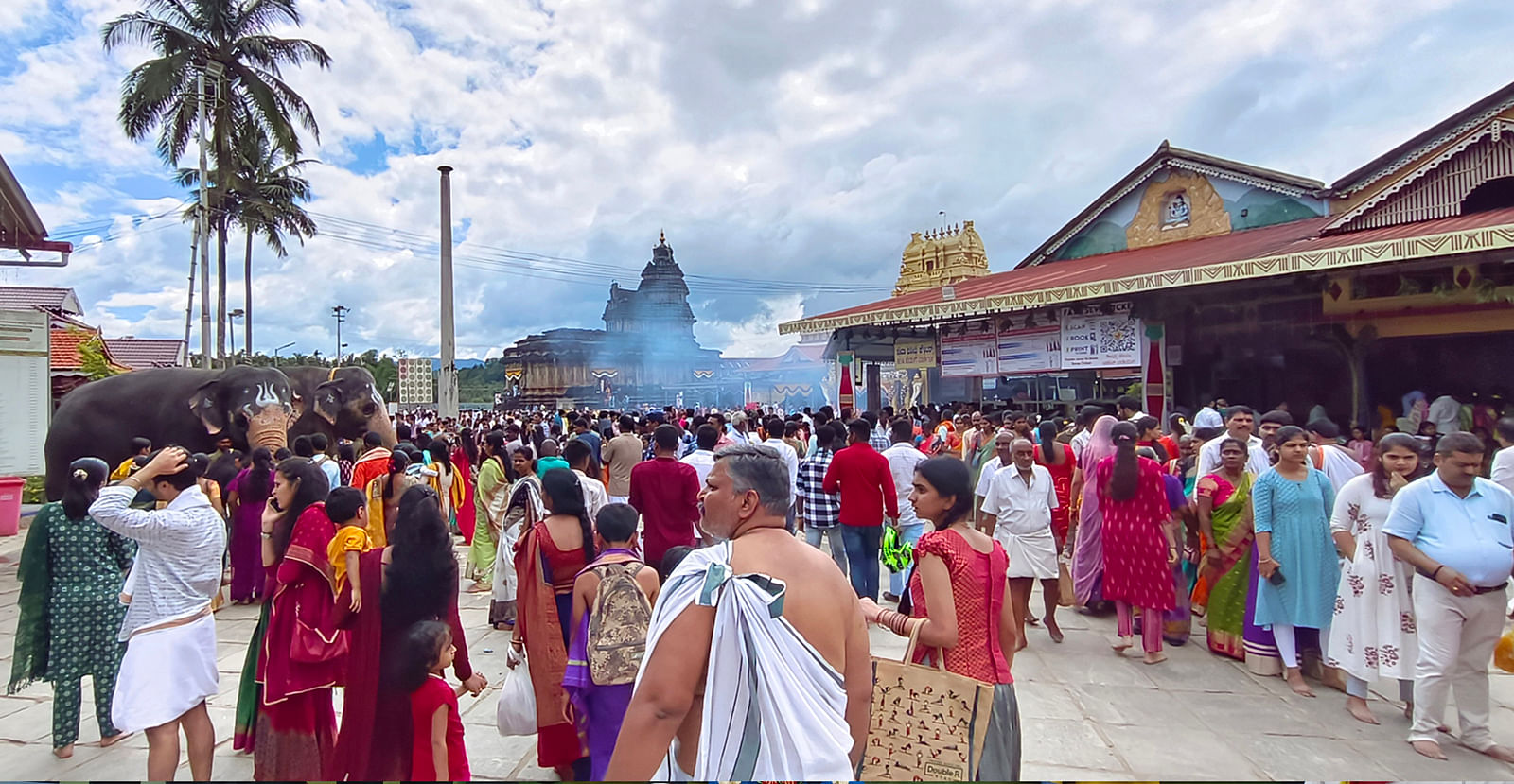 ದೀಪಾವಳಿ ಅಂಗವಾಗಿ ಶುಕ್ರವಾರ ಶೃಂಗೇರಿ ಶಾರದಾ ಪೀಠದಲ್ಲಿ ಪ್ರವಾಸಿಗರ ದಟ್ಟಣೆ ಕಂಡುಬಂತು 