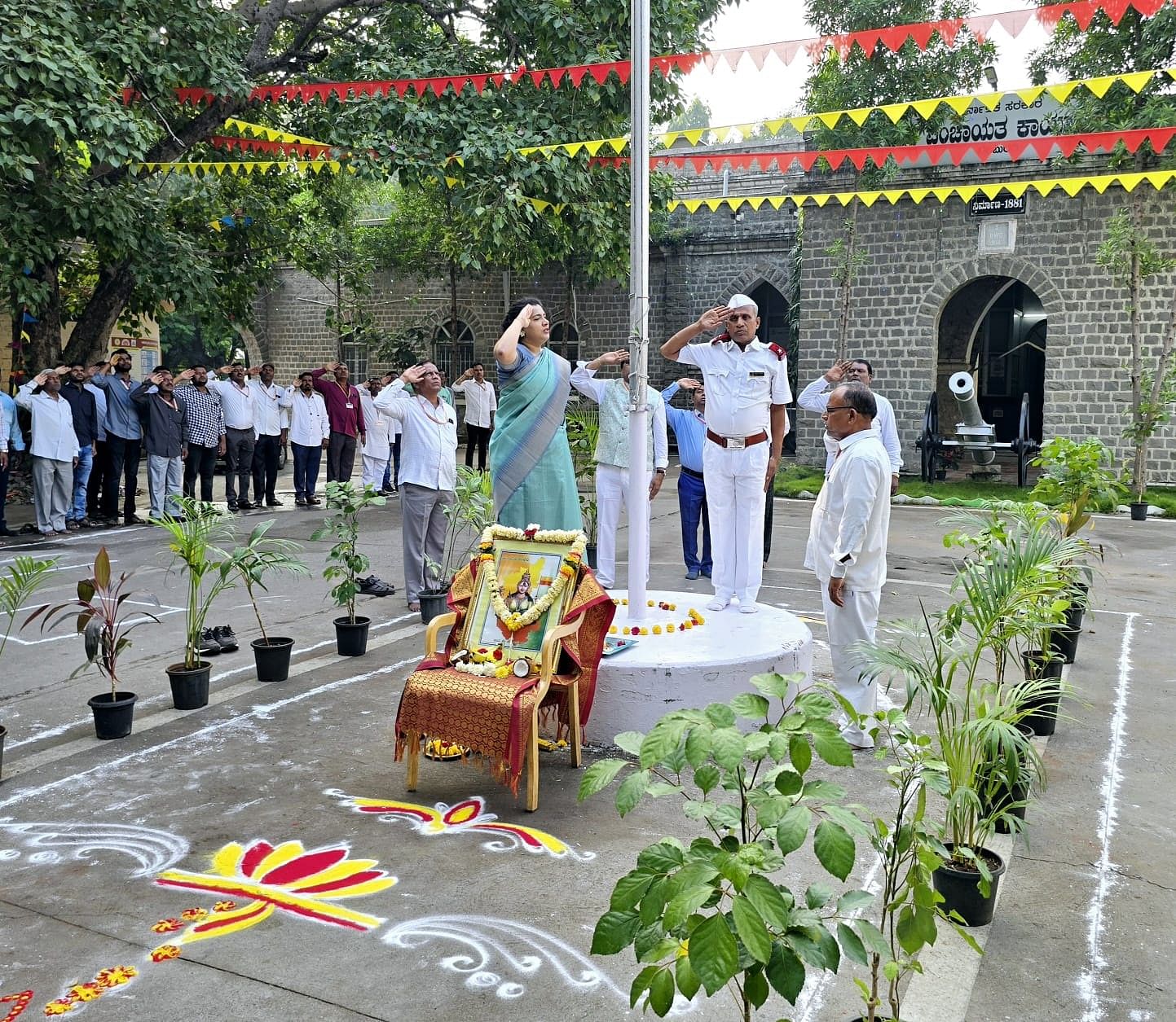 ಕಲಬುರಗಿ ಜಿಲ್ಲಾ ಪಂಚಾಯಿತಿ ಕಚೇರಿ ಆವರಣದಲ್ಲಿ ಶುಕ್ರವಾರ 69ನೇ ಕರ್ನಾಟಕ ರಾಜ್ಯೋತ್ಸವ ಆಚರಿಸಲಾಯಿತು. ಪ್ರಭಾರ ಜಿ.ಪಂ. ಸಿಇಒ ಆಗಿರುವ ಜಿಲ್ಲಾಧಿಕಾರಿ ಬಿ.ಫೌಜಿಯಾ ತರನ್ನುಮ್ ಪಾಲ್ಗೊಂಡಿದ್ದರು