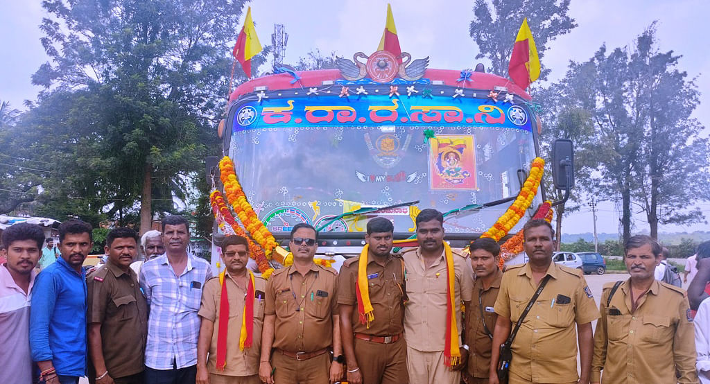 ಸಾಲಿಗ್ರಾಮದ ಬಸ್ ನಿಲ್ದಾಣದಲ್ಲಿ ಶುಕ್ರವಾರ ಚಾಲಕ ನಾಗೇಶ್ ಮತ್ತು ನಿರ್ವಾಹಕ ಶಿವನಂಜು ಅವರನ್ನು ಸಿಬ್ಬಂದಿ ಹಾಗೂ ಸಾರ್ವಜನಿಕರು ಅಭಿನಂದಿಸಿದರು.