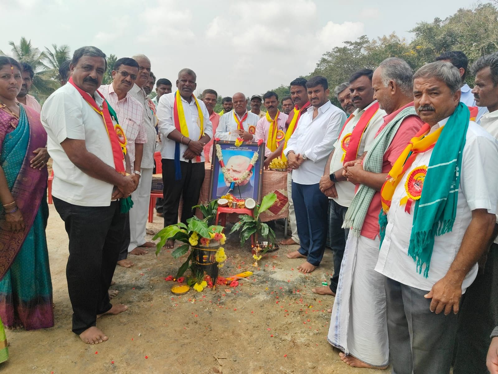 ಹುಣಸೂರು ತಾಲ್ಲೂಕಿನ ಕಲ್ಲಹಳ್ಳಿ ಗ್ರಾಮದಲ್ಲಿ ಶುಕ್ರವಾರ ರೈತ ಚೆಲುವಯ್ಯ ಕುಟುಂಬದ ಕೃಷಿ ಭೂಮಿಯಲ್ಲಿ ಶಾಸಕ ಜಿ.ಡಿ. ಹರೀಶ್ ಗೌಡ ಕೊಳವೆಬಾವಿಗೆ ಚಾಲನೆ ನೀಡಿದರು