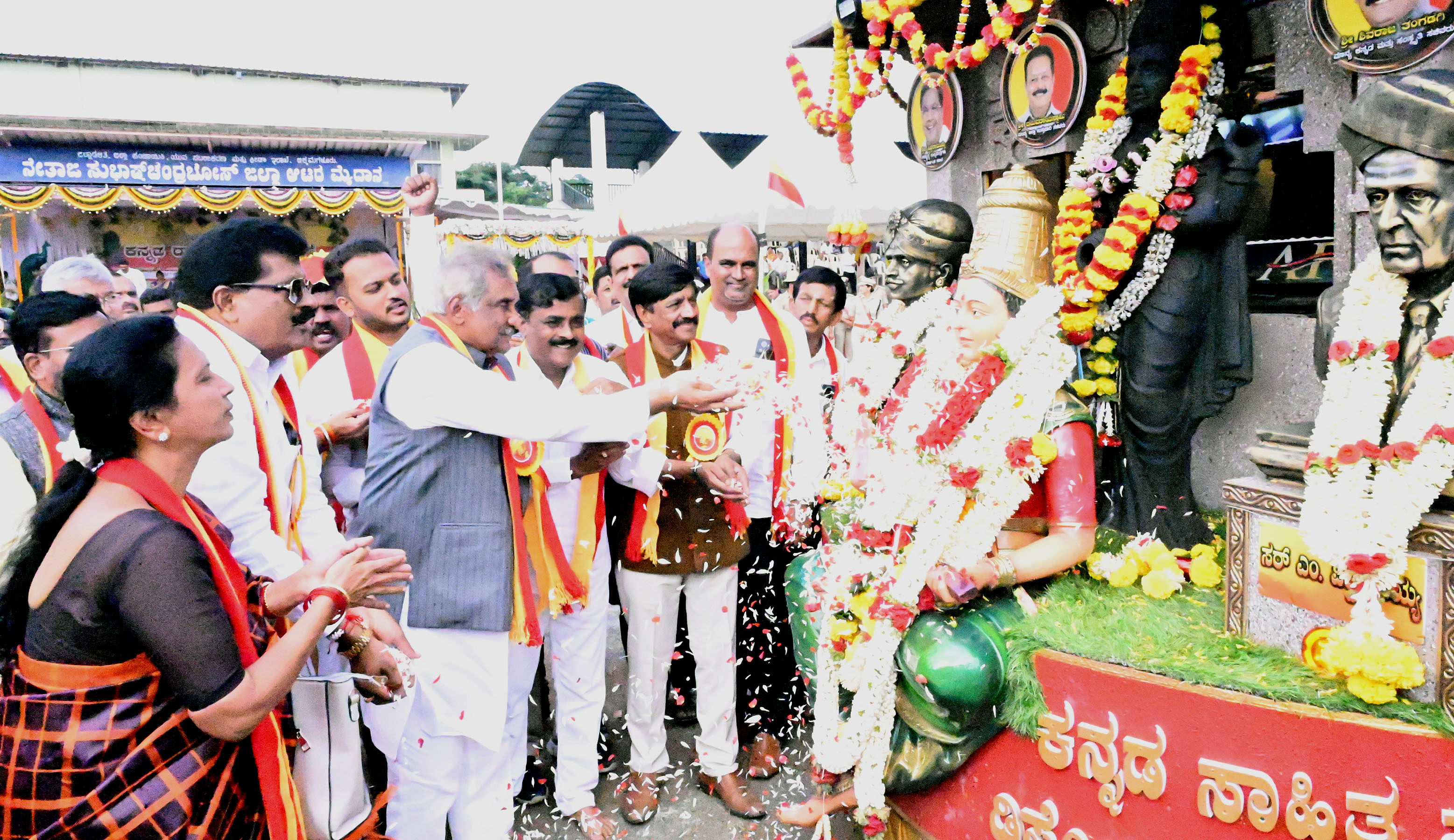 ಜಿಲ್ಲಾ ಆಟದ ಮೈದಾನದಲ್ಲಿ ಆಯೋಜಿಸಿದ್ದ ಕರ್ನಾಟಕ ರಾಜ್ಯೋತ್ಸವ ಕಾರ್ಯಕ್ರಮದಲ್ಲಿ ಭುವನೇಶ್ವರಿ ಮೂರ್ತಿಗೆ ಜಿಲ್ಲಾ ಉಸ್ತುವಾರಿ ಸಚಿವ ಕೆ.ಜೆ.ಜಾರ್ಜ್ ಮತ್ತು ಶಾಸಕ ಎಚ್.ಡಿ.ತಮ್ಮಯ್ಯ ಪುಷ್ಪಾರ್ಚನೆ ಮಾಡಿದರು