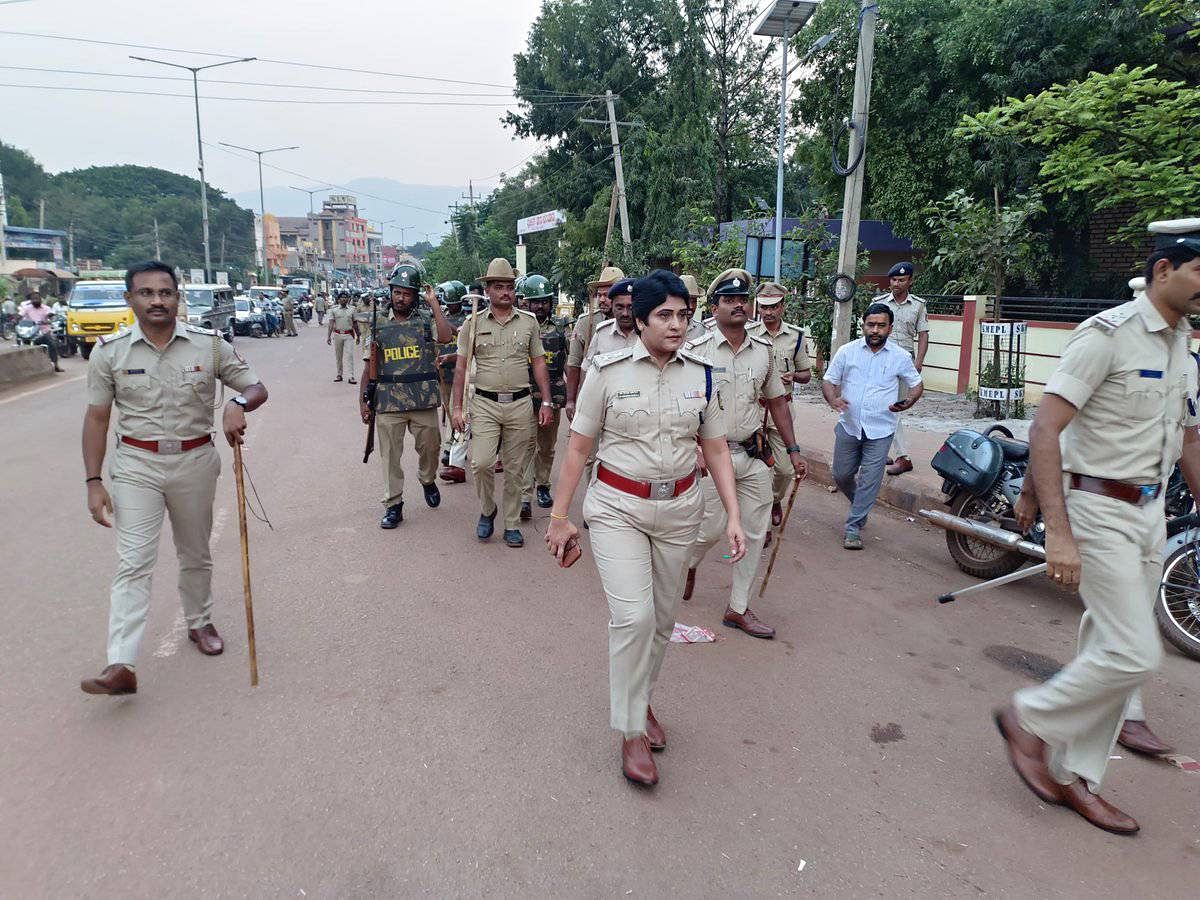 ಕಾನೂನು ಸುವ್ಯವಸ್ಥೆ, ಭದ್ರತೆ ಕುರಿತು ಮತದಾರರಲ್ಲಿ ವಿಶ್ವಾಸ ಮೂಡಿಸಲು ಜಿಲ್ಲಾ ಪೊಲೀಸ್‌ ಇಲಾಖೆ ಕ್ಷೇತ್ರದಾದ್ಯಂತ ಪಥಸಂಚಲನ ಕೈಗೊಂಡಿದೆ. ಗುರುವಾರ ಸಂಜೆ ಸಂಡೂರು ಪಟ್ಟಣದಲ್ಲಿ ನಡೆದ ಪಥಸಂಚಲನದಲ್ಲಿ ಜಿಲ್ಲಾ ಪೊಲೀಸ್‌ ವರಿಷ್ಠಾಧಿಕಾರಿ ಡಾ. ಶೋಭಾರಾಣಿ ವಿ.ಜೆ ಪಾಲ್ಗೊಂಡಿದ್ದರು.