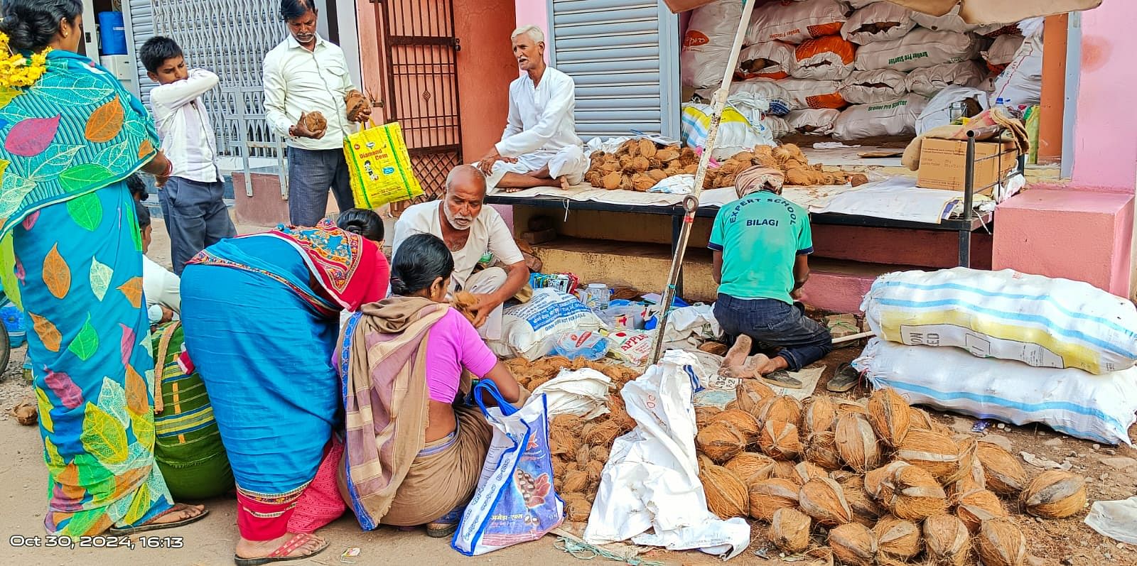 ಬೀಳಗಿ ಪಟ್ಟಣದ ಮುಖ್ಯ ಮಾರುಕಟ್ಟೆಯಲ್ಲಿ ಮಹಿಳೆಯರು ತೆಂಗಿನಕಾಯಿ ಖರೀದಿಸಿದರು