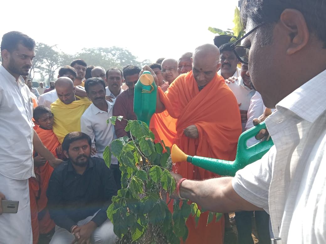 ಶಿವಗಂಗೆಯ ಹಿಪ್ಪೆ ವನದಲ್ಲಿ ಗಿಡ ನೆಟ್ಟು ನೀರೆರೆದ ನಿರ್ಮಲಾನಂದ ಸ್ವಾಮೀಜಿ