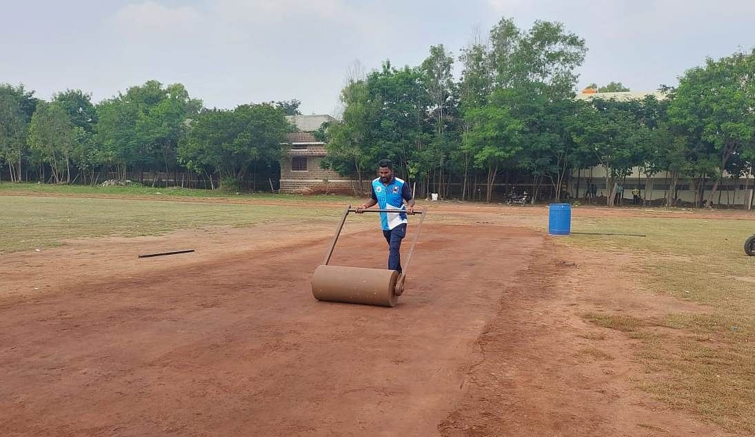 ತಾಲ್ಲೂಕು ಕ್ರೀಡಾಂಗಣ ಇಲ್ಲದ್ದರಿಂದ ಮೂಡಲಗಿ ಶಿಕ್ಷಣ ಸಂಸ್ಥೆಯ ಆಟದ ಮೈದಾನದಲ್ಲಿ ಕ್ರಿಕೆಟ್‌ ಟೂರ್ನಿ ಆಯೋಜನೆಗಾಗಿ ಆಟಗಾರರೊಬ್ಬರು ತಾವೇ ಪಿಚ್‌ ಸಿದ್ಧಗೊಳಿಸುತ್ತಿವುದು