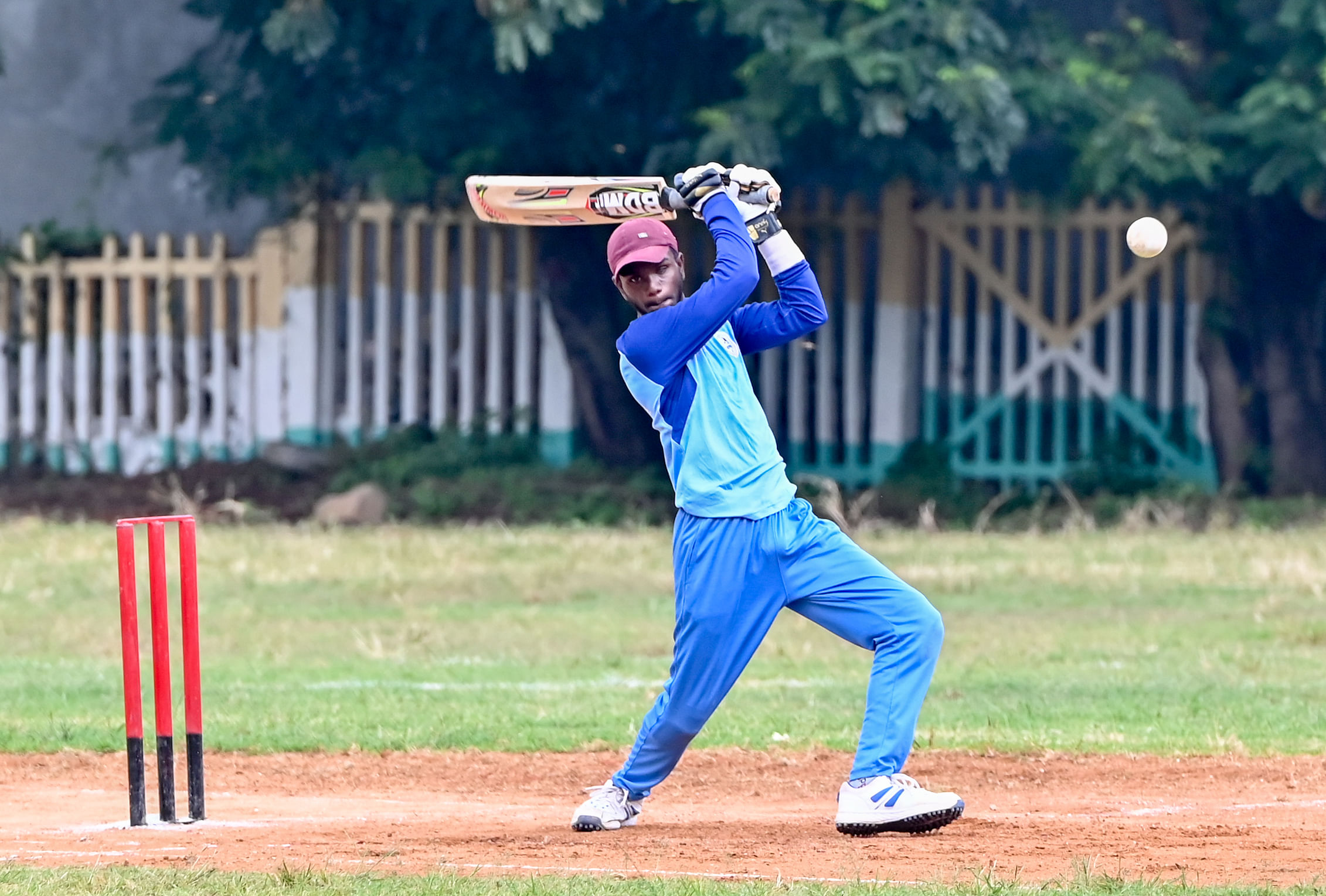 ಮೈಸೂರಿನ ರೈಲ್ವೆ ಮೈದಾನದಲ್ಲಿ ಸೋಮವಾರ ಸ್ನೇಹ ಟ್ರಸ್ಟ್ ವಿರುದ್ಧ ಅರ್ಧ ಶತಕ (52) ದಾಖಲಿಸಿದ ಬೆಂಗಳೂರಿನ ವಿನ್ಯಾಸ್ ಟ್ರಸ್ಟ್‌ನ ರಂಗಸ್ವಾಮಿ ಬ್ಯಾಟಿಂಗ್ ವೈಖರಿ– ಪ್ರಜಾವಾಣಿ ಚಿತ್ರ: ಅನೂಪ್ ರಾಘ.ಟಿ.