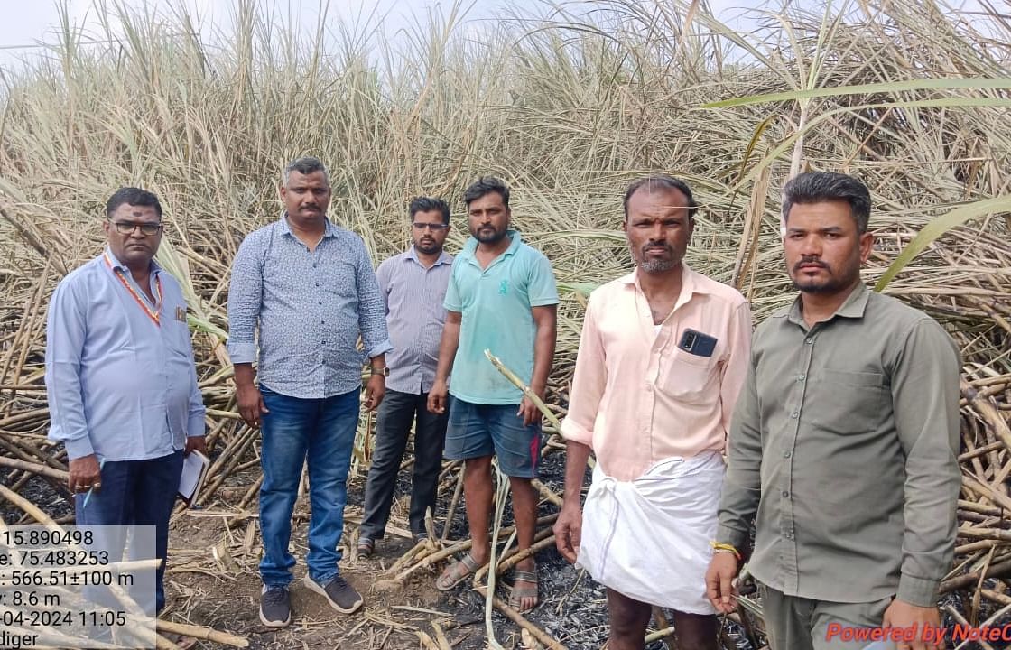 ಕುಳಗೇರಿ ಕ್ರಾಸ್ ಸಮೀಪದ ತಳಕವಾಡ ಗ್ರಾಮದ ಈಶ್ವರಪ್ಪ ಕಾಳಪ್ಪ ಬಡಿಗೇರ ಅವರ ಕಬ್ಬಿನ ಗದ್ದೆಗೆ ಕಂದಾಯ ಅಧಿಕಾರಿ ಗಿರೀಶ ಹಂಪಿಹೊಳಿ ಹಾಗೂ ಹೆಸ್ಕಾಂ ಅಧಿಕಾರಿ ಬಾಲಚಂದ್ರ ಕೊಳ್ಳಿ ಭೇಟಿ ನೀಡಿ ಪರಿಶೀಲಿಸಿದರು