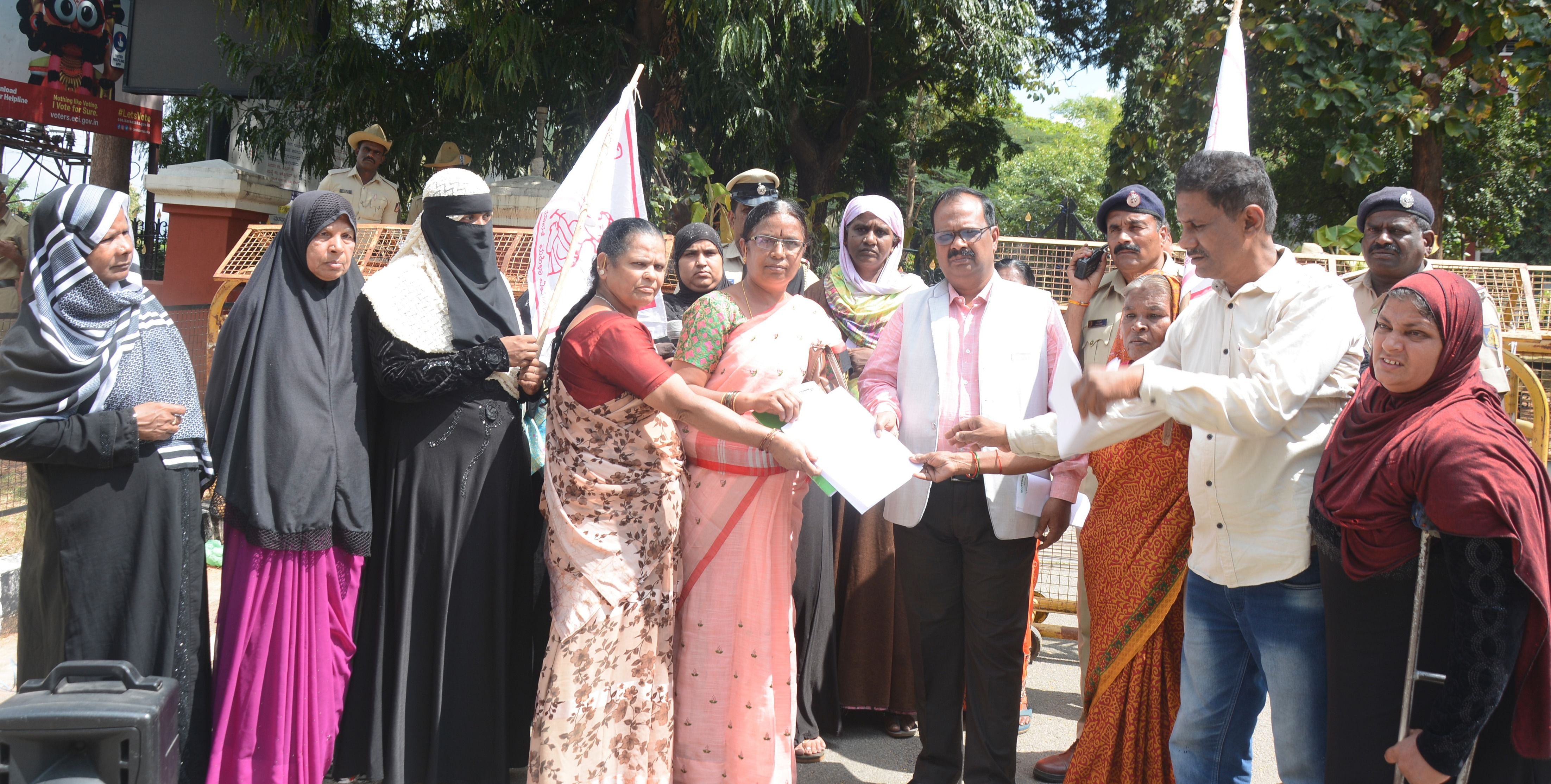 ತುಮಕೂರು ಜಿಲ್ಲಾಧಿಕಾರಿ ಕಚೇರಿ ಮುಂಭಾಗ ಸೋಮವಾರ ರದ್ದುಗೊಳಿಸಿದ ಬಿಪಿಎಲ್‌ ಕಾರ್ಡ್‌ ಸಕ್ರಿಯಗೊಳಿಸುವಂತೆ ಒತ್ತಾಯಿಸಿ ಜನವಾದಿ ಮಹಿಳಾ ಸಂಘಟನೆಯಿಂದ ಹೆಚ್ಚುವರಿ ಜಿಲ್ಲಾಧಿಕಾರಿ ಎನ್‌.ತಿಪ್ಪೇಸ್ವಾಮಿ ಅವರಿಗೆ ಮನವಿ ಸಲ್ಲಿಸಲಾಯಿತು. ಸಂಘಟನೆ ಸಂಚಾಲಕಿ ಟಿ.ಆರ್‌.ಕಲ್ಪನಾ, ಪದಾಧಿಕಾರಿಗಳಾದ ಶಹತಾಜ್‌, ಹಲಿಮಾ, ಇಂತಿಯಾಜ್, ಅನಸೂಯ ಇತರರು ಉಪಸ್ಥಿತರಿದ್ದರು