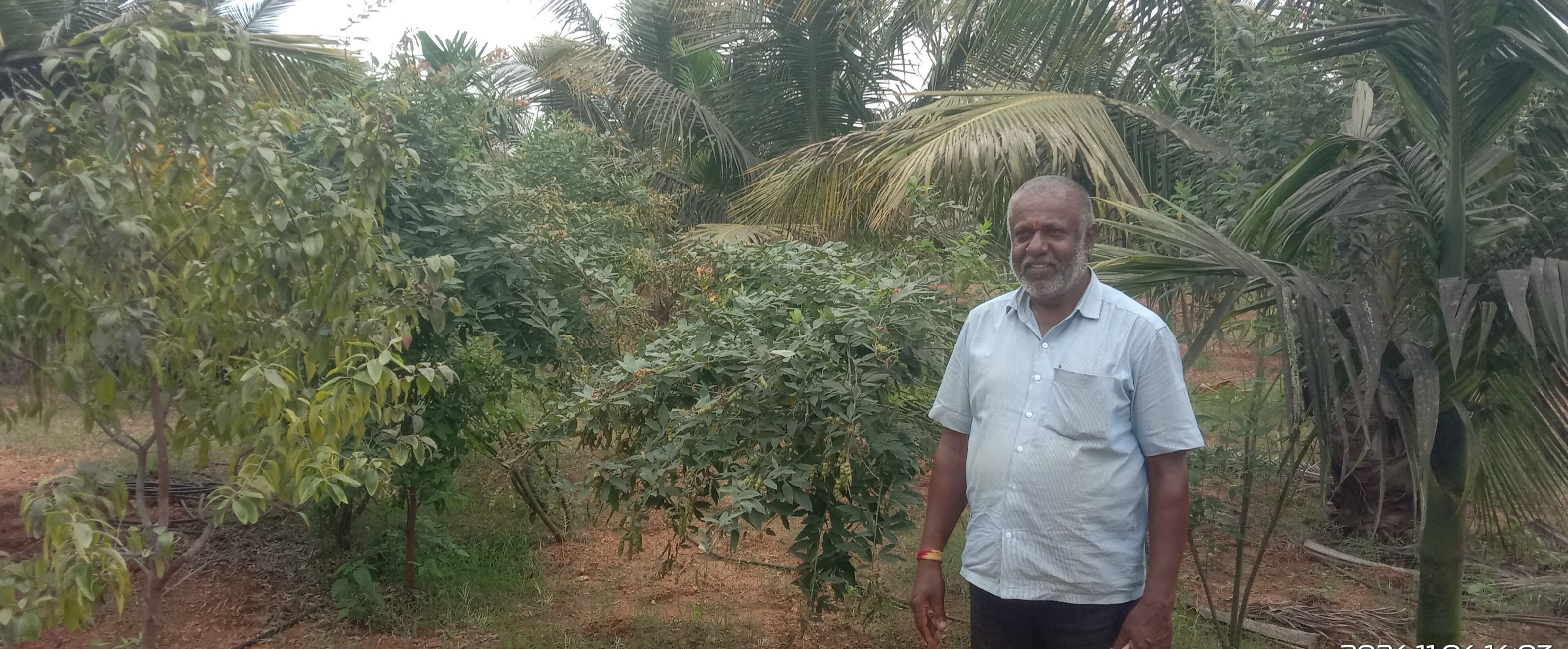 ತಮ್ಮ ಕೃಷಿ ಭೂಮಿಯಲ್ಲಿ ವಿವಿಧ ಬಗೆಯ ಬೆಳೆಗಳೊಂದಿಗೆ