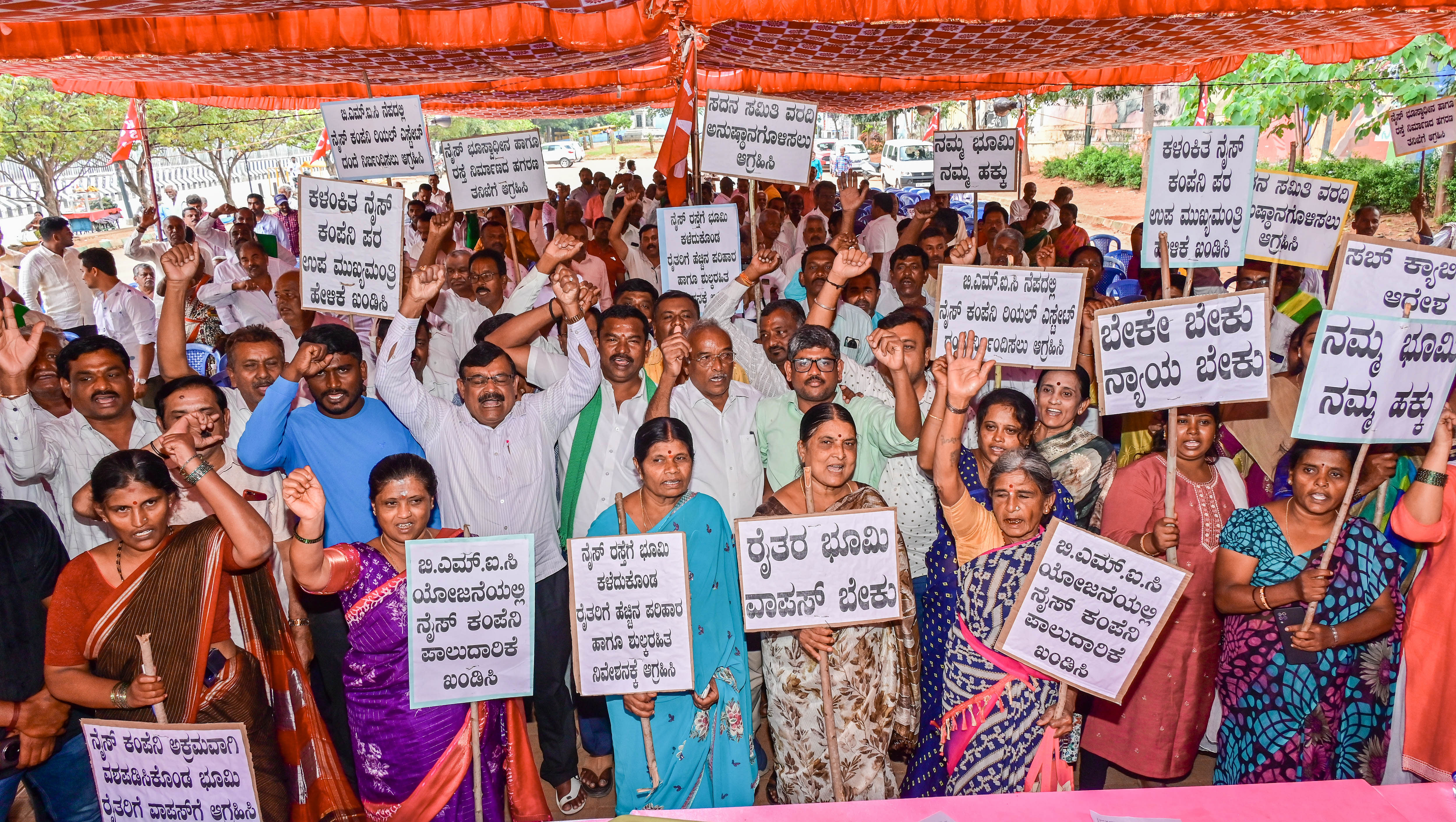 ನಗರದ ಸ್ವಾತಂತ್ರ್ಯ ಉದ್ಯಾನದಲ್ಲಿ ಮಂಗಳವಾರ ನಡೆದ ಪ್ರತಿಭಟನೆಯಲ್ಲಿ ಕರ್ನಾಟಕ ಪ್ರಾಂತ ರೈತ ಸಂಘ ಮತ್ತು ನೈಸ್ ಭೂ ಸಂತ್ರಸ್ಥರ ರೈತರ ಹೋರಾಟ ಸಮಿತಿ ಸದಸ್ಯರು ಭಾಗವಹಿಸಿದ್ದರು
ಪ್ರಜಾವಾಣಿ ಚಿತ್ರ.