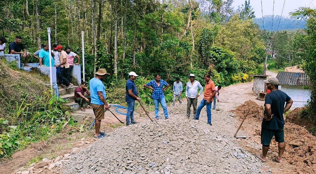 ಹದಗೆಟ್ಟ ಹೆಡದಾಳು ಮಾವಿನಗುಣಿ ಸಂಪರ್ಕ ರಸ್ತೆಯನ್ನು ಗ್ರಾಮಸ್ಥರು ದುರಸ್ತಿ ಮಾಡಿದರು