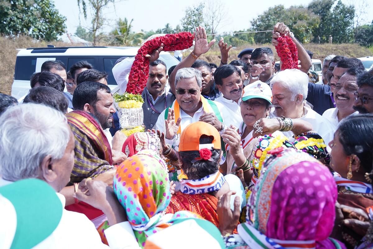 ಶಿಗ್ಗಾವಿ ಕ್ಷೇತ್ರದ ಚಂದಾಪುರದಲ್ಲಿ ಮಂಗಳವಾರ ಹಮ್ಮಿಕೊಂಡಿದ್ದ ಕಾಂಗ್ರೆಸ್ ಪ್ರಚಾರ ಕಾರ್ಯಕ್ರಮದಲ್ಲಿ ಪಾಲ್ಗೊಂಡಿದ್ದ ಮುಖ್ಯಮಂತ್ರಿ ಸಿದ್ದರಾಮಯ್ಯ ಅವರು ಲಂಬಾಣಿ ಮಹಿಳೆಯರ ನೃತ್ಯವನ್ನು ವೀಕ್ಷಿಸಿ ಅಭಿನಂದಿಸಿದರು