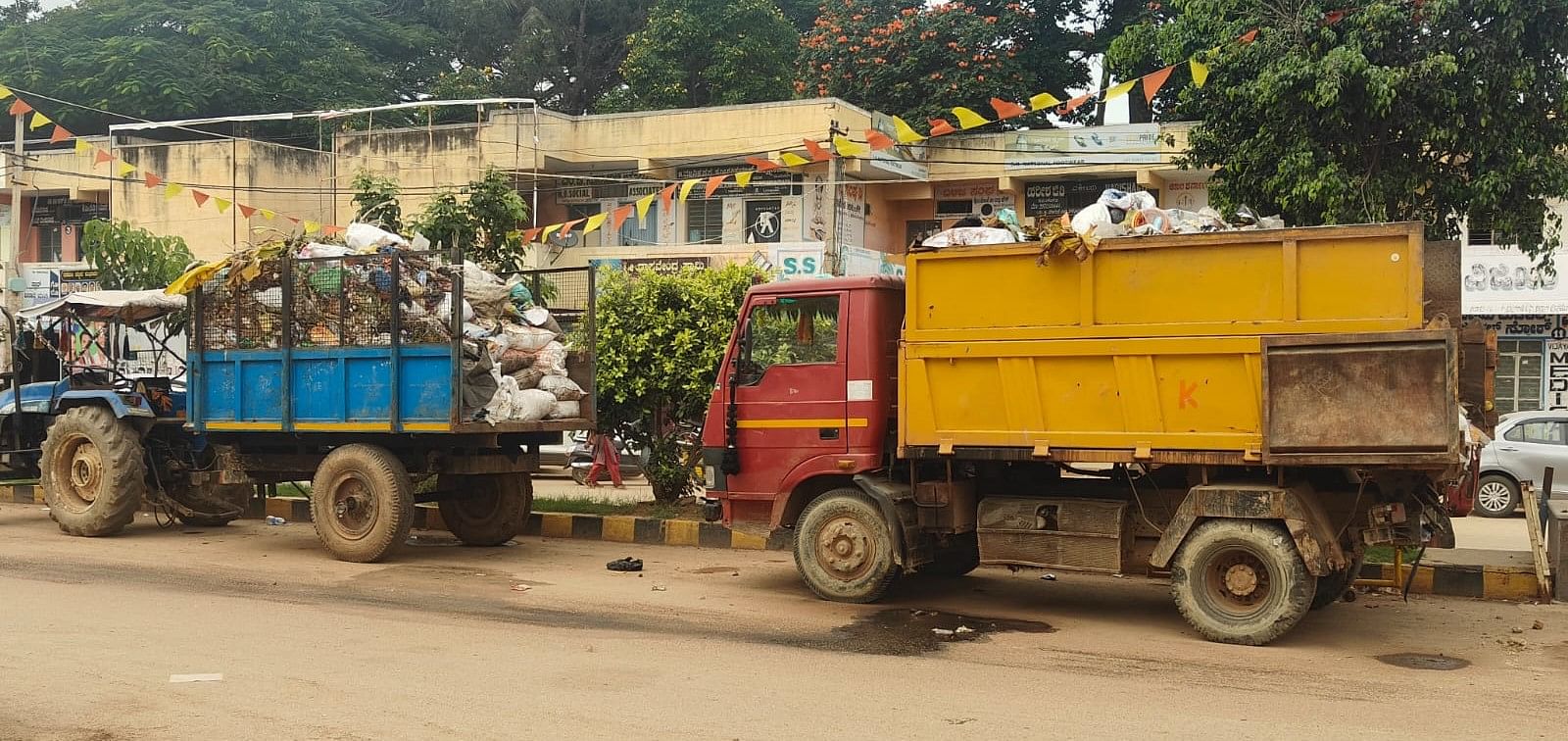 ಹೊಸಕೋಟೆ ನಗರಸಭೆ ಬಳಿ ನಿಲ್ಲಿಸಿರುವ ಕಸ ತುಂಬಿದ ವಾಹನಗಳು