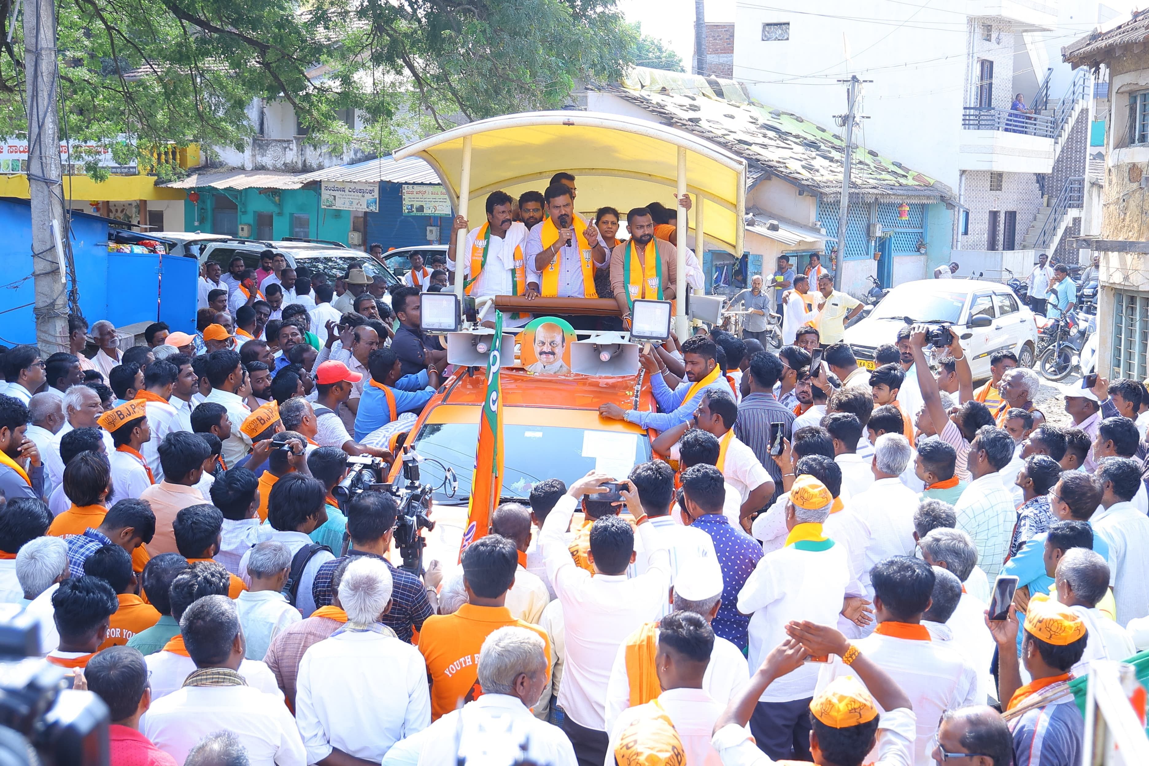 ಶಿಗ್ಗಾವಿ ವಿಧಾನಸಭಾ ಕ್ಷೇತ್ರದಲ್ಲಿ ಬಿ.ವೈ. ವಿಜಯೇಂದ್ರ ಅವರು ಬಿಜೆಪಿ ಅಭ್ಯರ್ಥಿ ಭರತ್ ಬೊಮ್ಮಾಯಿ ಬುಧವಾರ ರೋಡ್ ಶೋ ನಡೆಸಿದರು