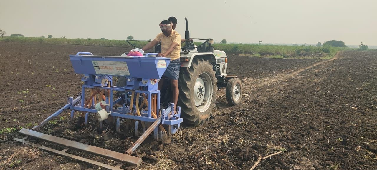 ಲಕ್ಷ್ಮೇಶ್ವರ ತಾಲ್ಲೂಕಿನ ಗೊಜನೂರು ಗ್ರಾಮದ ರೈತರು ಕಡಲೆ ಬಿತ್ತನೆ ಮಾಡುತ್ತಿರುವುದು