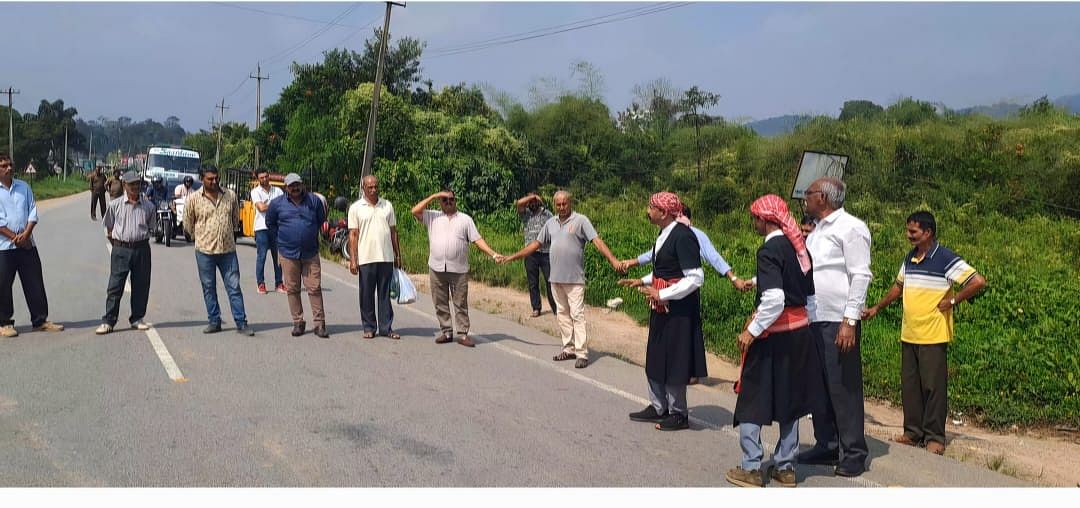 ಬೃಹತ್ ಭೂಪರಿವರ್ತನೆ ಹಾಗೂ ಭೂವಿಲೇವಾರಿ ವಿರೋಧಿಸಿ ಕೊಡವ ನ್ಯಾಷನಲ್ ಕೌನ್ಸಿಲ್‌ನ ಮುಖಂಡರು ಬುಧವಾರ ಬಿಟ್ಟಂಗಾಲದಲ್ಲಿ ಮಾನವ ಸರಪಳಿ ರಚಿಸಿದರು