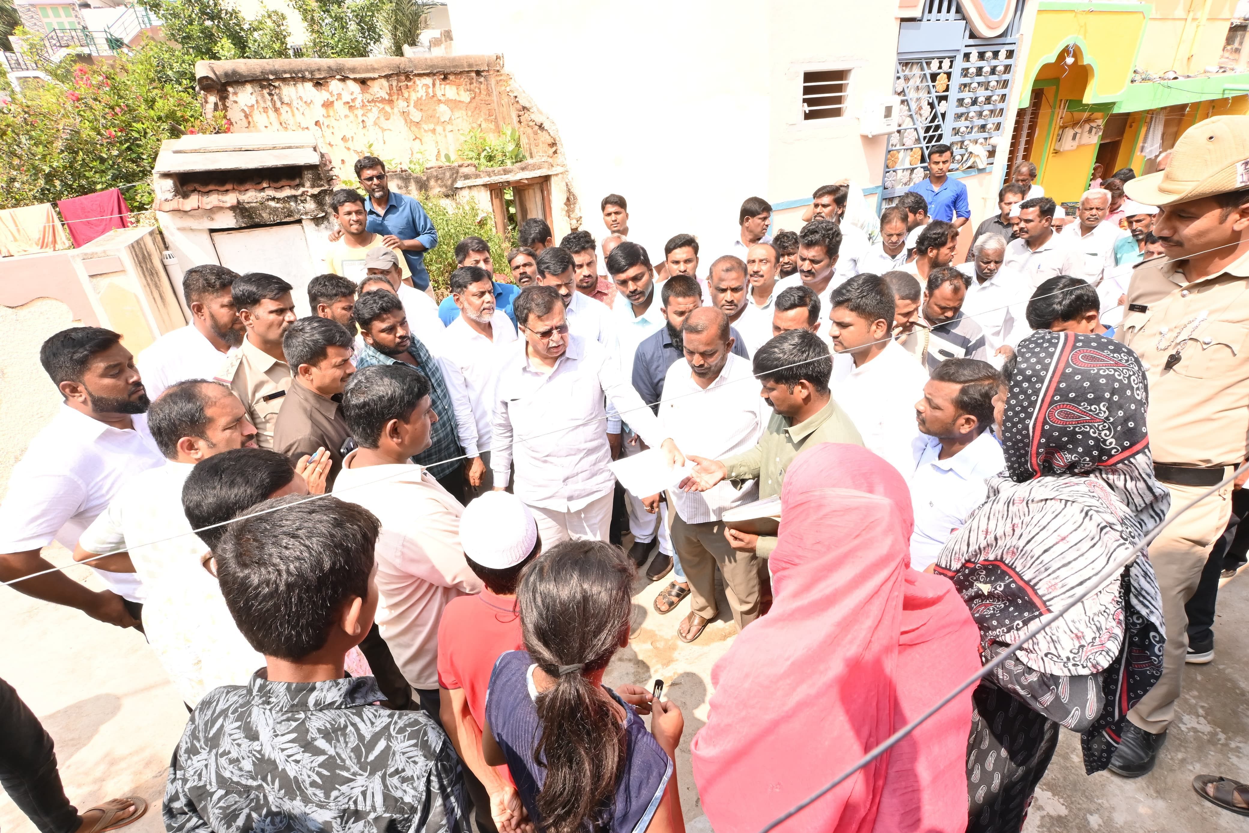 ಮಧುಗಿರಿಯಲ್ಲಿ ಸಹಕಾರ ಸಚಿವ ಕೆ.ಎನ್.ರಾಜಣ್ಣ ಹಾಗೂ ವಿಧಾನ ಪರಿಷತ್ ಸದಸ್ಯ ಆರ್.ರಾಜೇಂದ್ರ ಬುಧವಾರ ಜನರ ಸಮಸ್ಯೆ ಆಲಿಸಿದರು