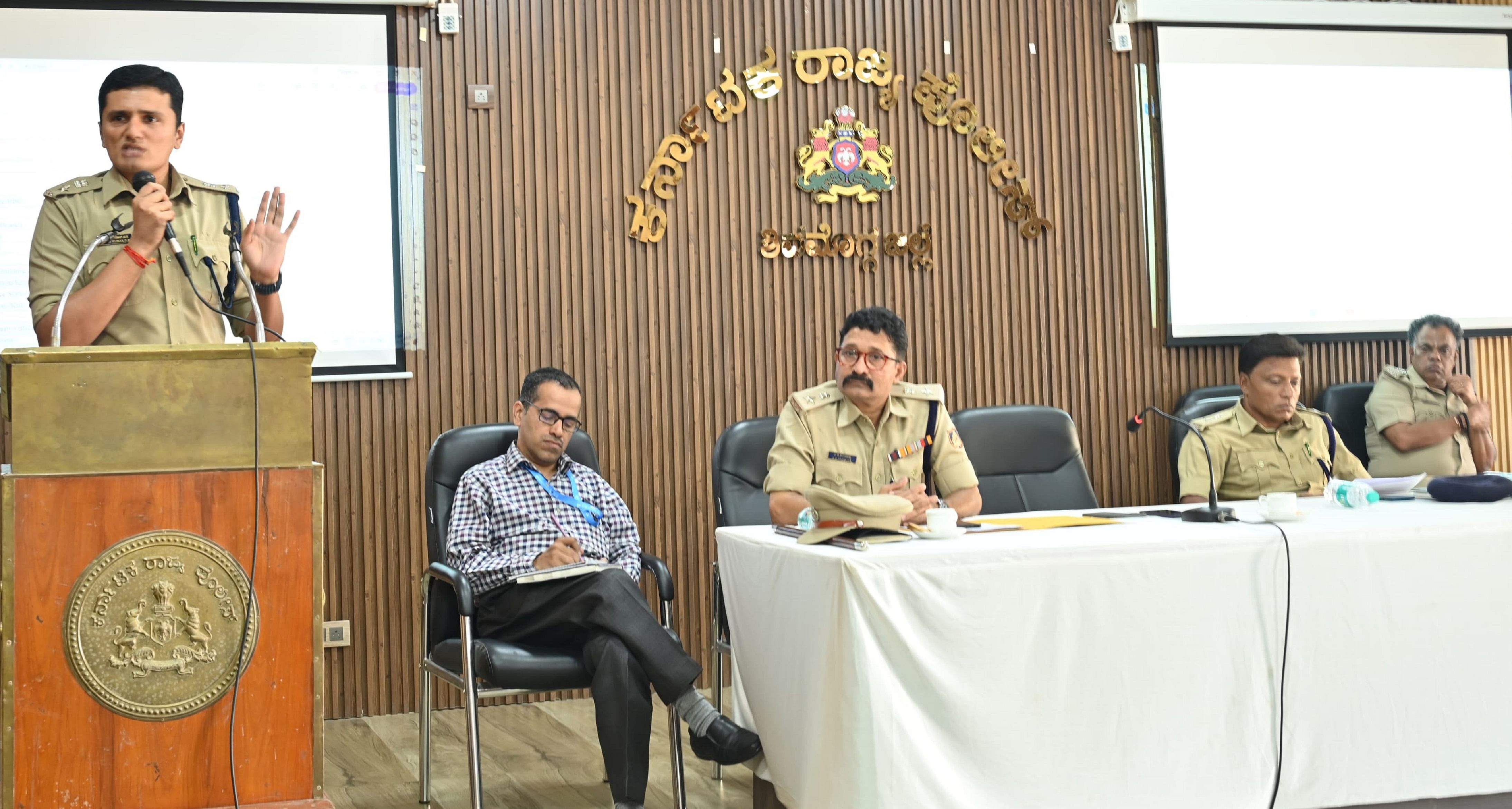 ಶಿವಮೊಗ್ಗದ ಡಿಎಆರ್ ಪೊಲೀಸ್‌ ಸಭಾಂಗಣದಲ್ಲಿ ಗುರುವಾರ ನಡೆದ ಬ್ಯಾಂಕ್ ಅಧಿಕಾರಿಗಳ ಸಭೆಯಲ್ಲಿ ಎಸ್ಪಿ ಜಿ.ಕೆ. ಮಿಥುನ್‌ ಕುಮಾರ್‌ ಮಾತನಾಡಿದರು 