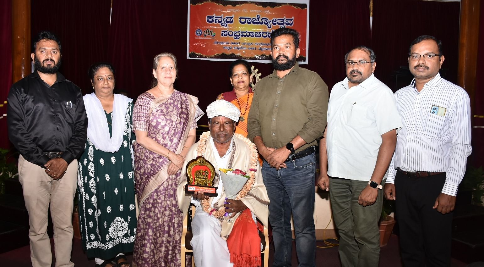 ಮೈಸೂರಿನ ಕೇಂದ್ರೀಯ ಆಹಾರ ತಾಂತ್ರಿಕ ಸಂಶೋಧನಾಲಯದಲ್ಲಿ ಗುರುವಾರ ಆಯೋಜಿಸಿದ್ದ ಜಾನಪದ ಕಲಾಸೌರಭ ಕಾರ್ಯಕ್ರಮದಲ್ಲಿ ಎಂ.ಮಳವಳ್ಳಿ ಮಹದೇವಸ್ವಾಮಿ ಅವರನ್ನು ಡಾ.ಶ್ರೀದೇವಿ ಅನ್ನಪೂರ್ಣ ಸಿಂಗ್‌ ಸನ್ಮಾನಿಸಿದರು