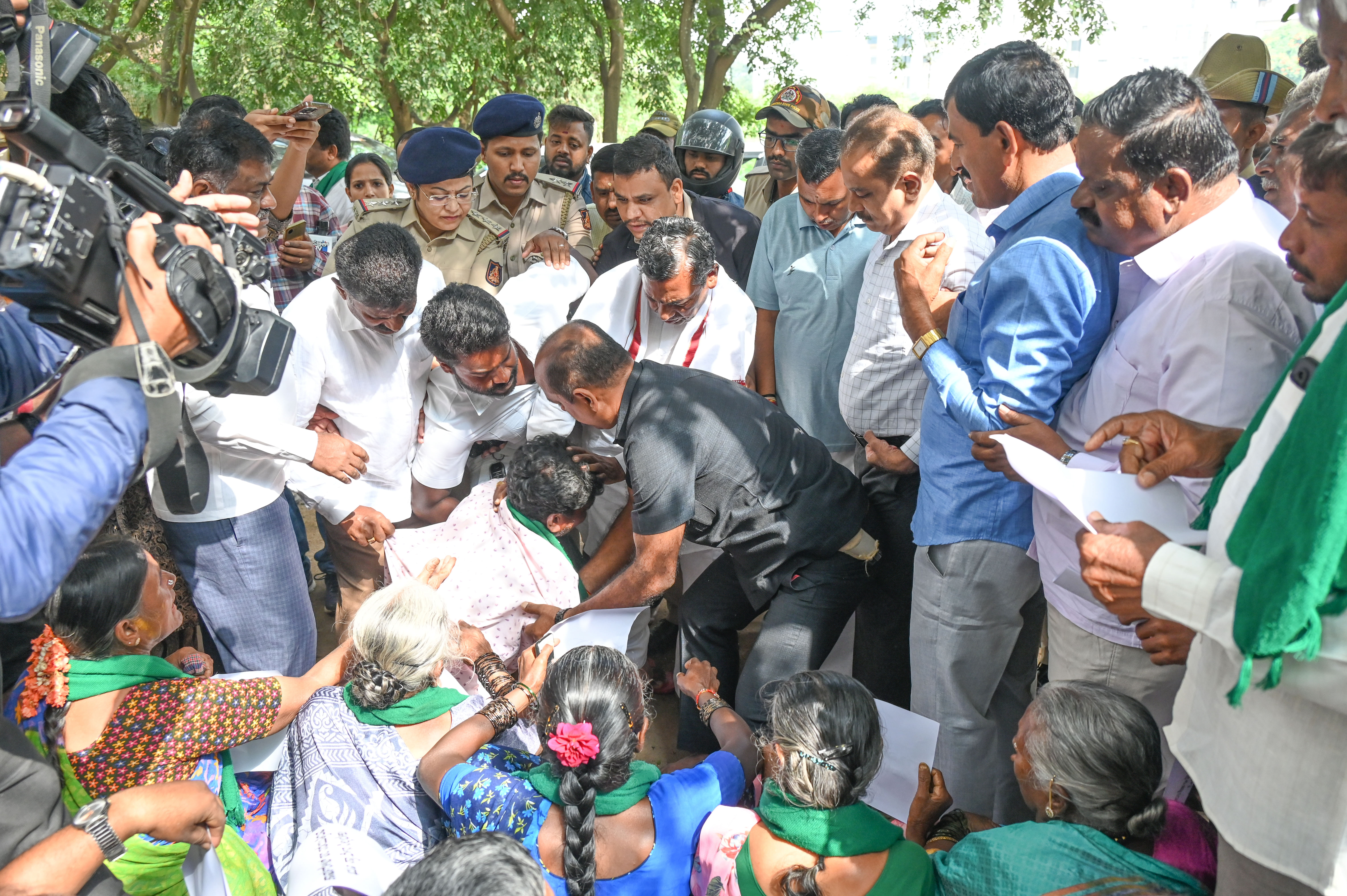 ಹ್ಯಾಡಾಳ ಗ್ರಾಮದ ರೈತರೊಬ್ಬರು ಸಚಿವ ಕೆ.ಎಚ್‌.ಮುನಿಯಪ್ಪ ಅವರ ಕಾಲಿಗೆರಗಿ ಭೂಸ್ವಾಧೀನ ಪ್ರಕ್ರಿಯೆ ಕೈಬಿಡುವಂತೆ ಬೇಡಿಕೊಂಡರು 
ಪ್ರಜಾವಾಣಿ ಚಿತ್ರ 
