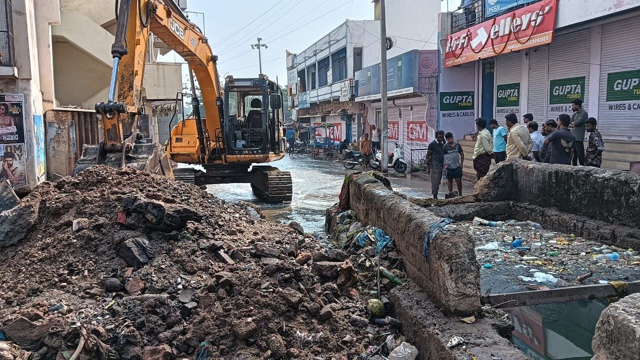 ಹೊಸಪೇಟೆಯ ಮೂರಂಗಡಿ ವೃತ್ತದ ಬಳಿ ಬಸವ ಕಾಲುವೆಯ ಹೂಳು ಮತ್ತು ರಸ್ತೆಗೇ ಹರಿಯುತ್ತಿರುವ ನೀರು  –ಪ್ರಜಾವಾಣಿ ಚಿತ್ರ