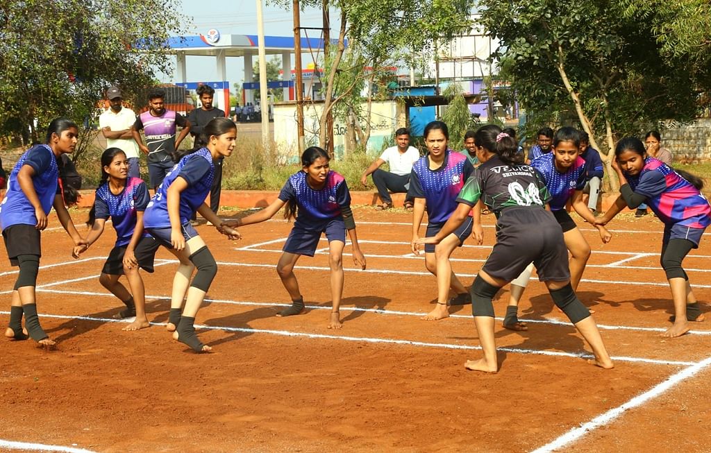 ಬೀದರ್ ತಾಲ್ಲೂಕಿನ ಕಮಠಾಣ ಸಮೀಪದ ಕರ್ನಾಟಕ ಪಶು ವೈದ್ಯಕೀಯ ವಿಶ್ವವಿದ್ಯಾಲಯದಲ್ಲಿ ಅಂತರ ಕಾಲೇಜು ಕ್ರೀಡಾಕೂಟದಲ್ಲಿ ಮಹಿಳೆಯರ ವಿಭಾಗದ ಕಬಡ್ಡಿ ಪಂದ್ಯ ಜರುಗಿತು