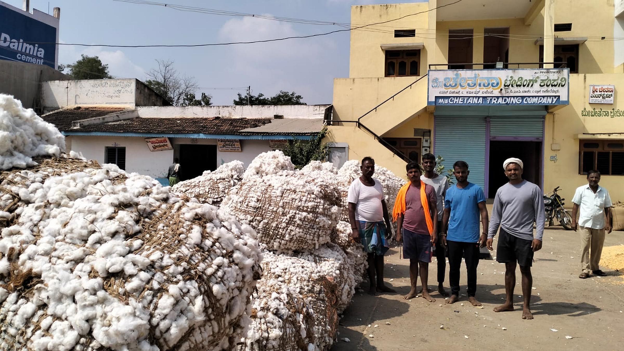 ರಾಣೆಬೆನ್ನೂರಿನ ಎಪಿಎಂಸಿ ಆವರಣದಲ್ಲಿ ರೈತರು ಮಾರಾಟಕ್ಕೆ ತಂದ ಹತ್ತಿ ಅಂಡಿಗೆಗಳು