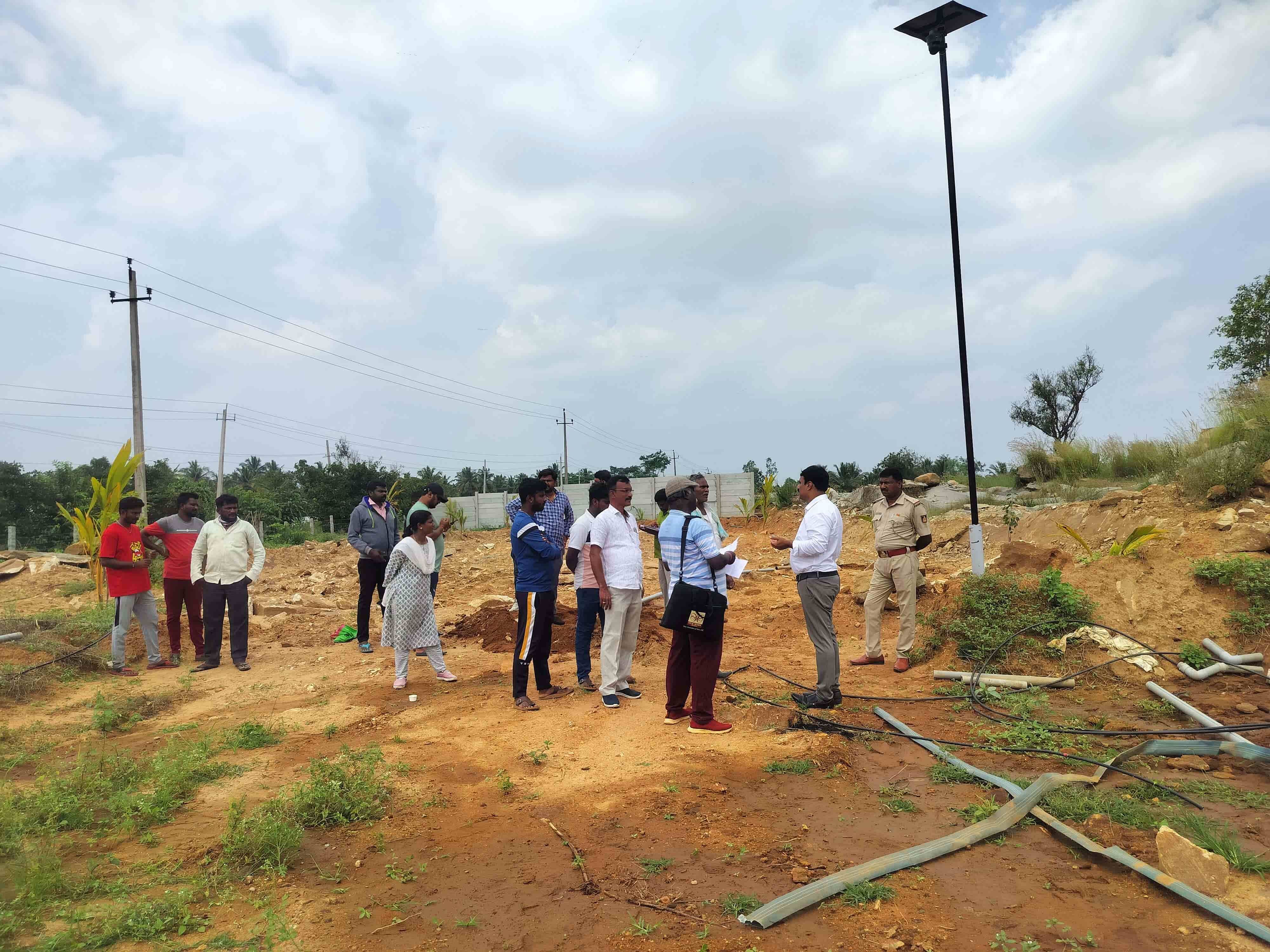 ಹಾರೋಹಳ್ಳಿ ತಾಲೂಕು ಗೊಲ್ಲಹಳ್ಳಿಯಲ್ಲಿ ಒತ್ತುವರಿಯಾಗಿದ್ದ ಜಾಗವನ್ನು ತಹಶೀಲ್ದಾರ್ ಶಿವಕುಮಾರ್ ನೇತೃತ್ವದಲ್ಲಿ ತೆರವುಗೊಳಿಸಲಾಯಿತು