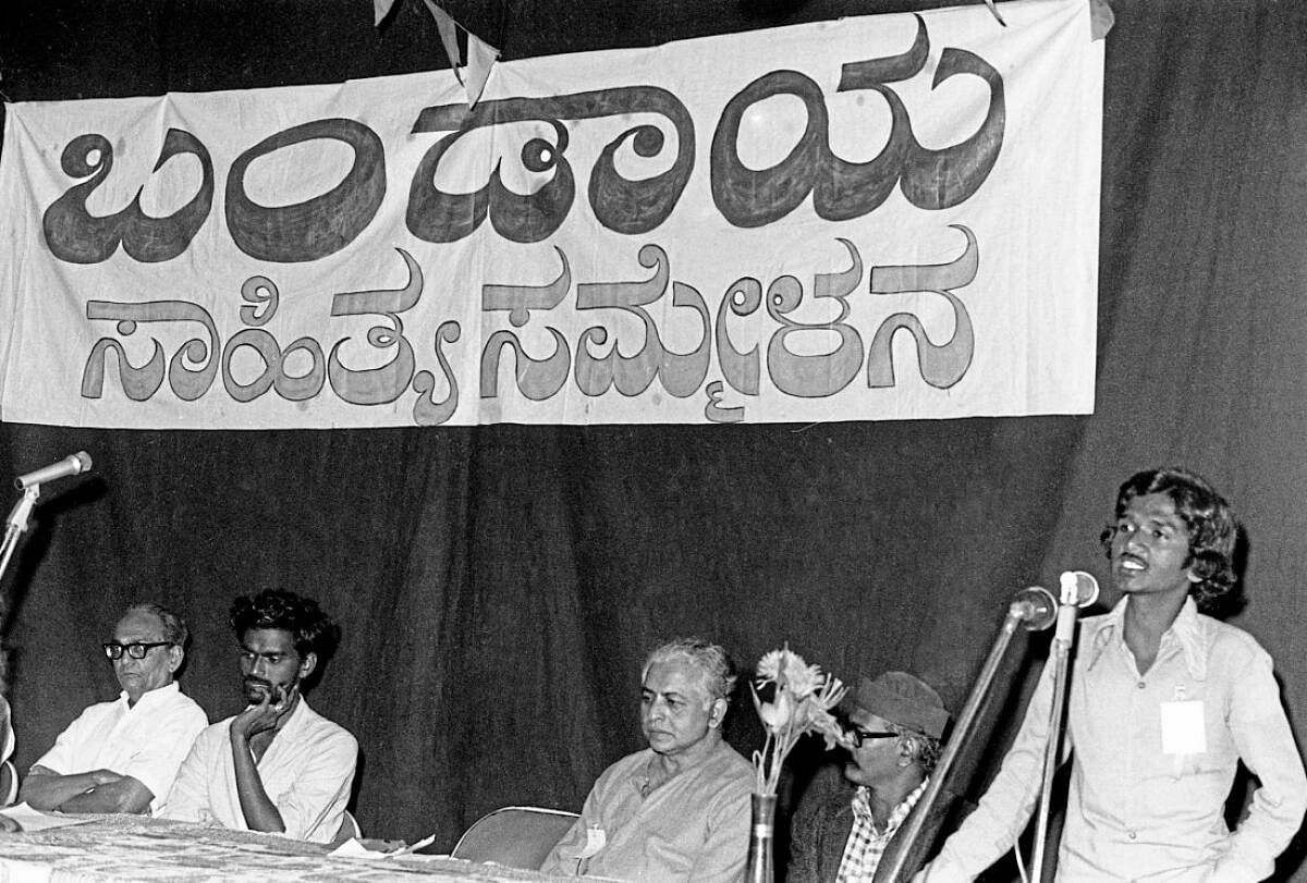 <div class="paragraphs"><p>1979ರ ಮಾರ್ಚ್ 10ರಂದು ಬೆಂಗಳೂರಿನಲ್ಲಿ ನಡೆದ ಬಂಡಾಯ ಸಾಹಿತ್ಯ ಸಮ್ಮೇಳನದಲ್ಲಿ ತೆಲುಗು ಕವಿ ಶ್ರೀ ಶ್ರೀ, ದೇವನೂರ ಮಹಾದೇವ, ನಿರಂಜನ ಹಾಗೂ ಸಿದ್ಧಲಿಂಗಯ್ಯ (ಮಾತನಾಡುತ್ತಿರುವವರು) </p></div>