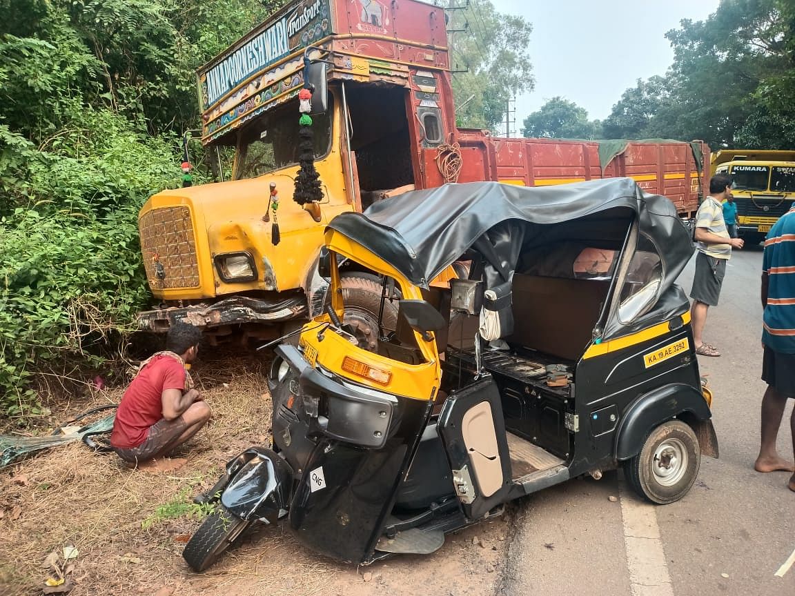 ಕಿನ್ನಿಗೋಳಿ ಬಳಿ ರಿಕ್ಷಾಗೆ ಲಾರಿ ಡಿಕ್ಕಿ ಹೊಡೆದಿರುವುದು