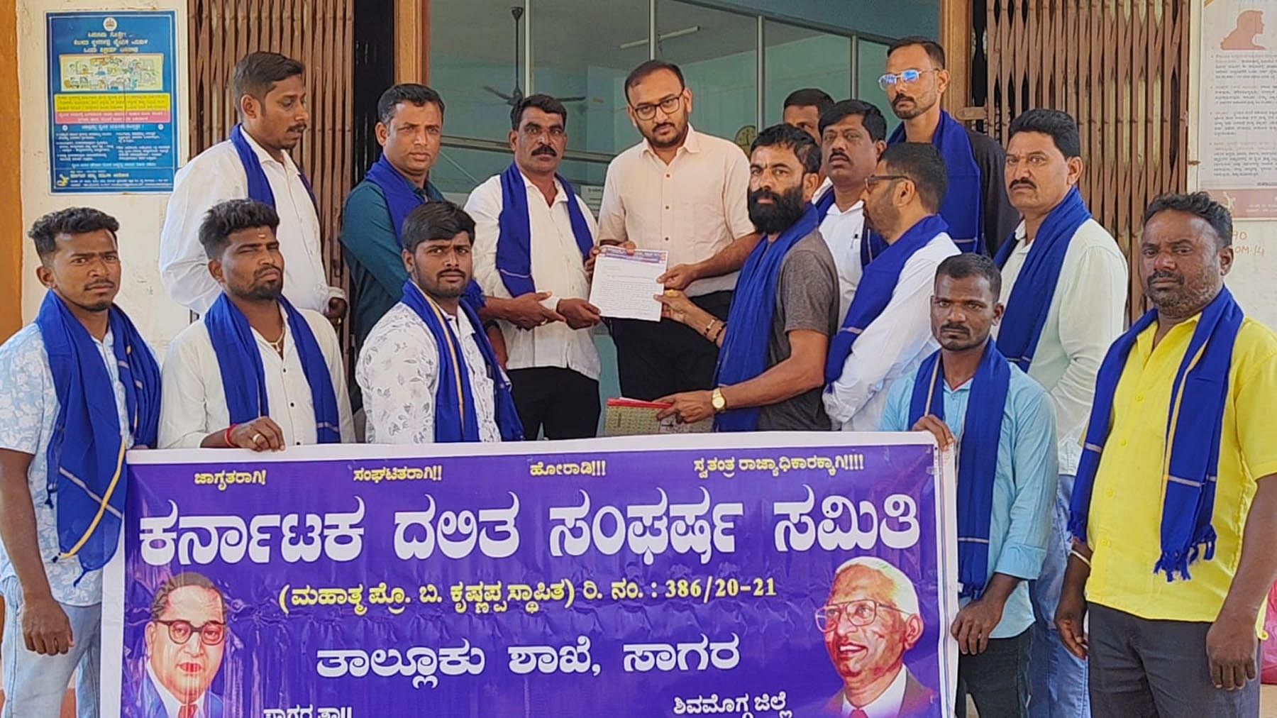 ಸಾಗರದಲ್ಲಿ ದಲಿತ ಸಂಘರ್ಷ ಸಮಿತಿ (ಪ್ರೊ.ಬಿ.ಕೃಷ್ಣಪ್ಪ ಸ್ಥಾಪಿತ )ಯ ಕಾರ್ಯಕರ್ತರು ಕಾರ್ಗಲ್ ನ ನಾಡಕಚೇರಿಯಲ್ಲಿನ ದಾಖಲೆಗಳು ಕಾರ್ಗಲ್ ನಲ್ಲೆ ಸಿಗುವಂತಾಗಬೇಕು ಎಂದು ಒತ್ತಾಯಿಸಿ ಶುಕ್ರವಾರ ಉಪವಿಭಾಗಾಧಿಕಾರಿಗೆ ಮನವಿ ಸಲ್ಲಿಸಿದ್ದಾರೆ.