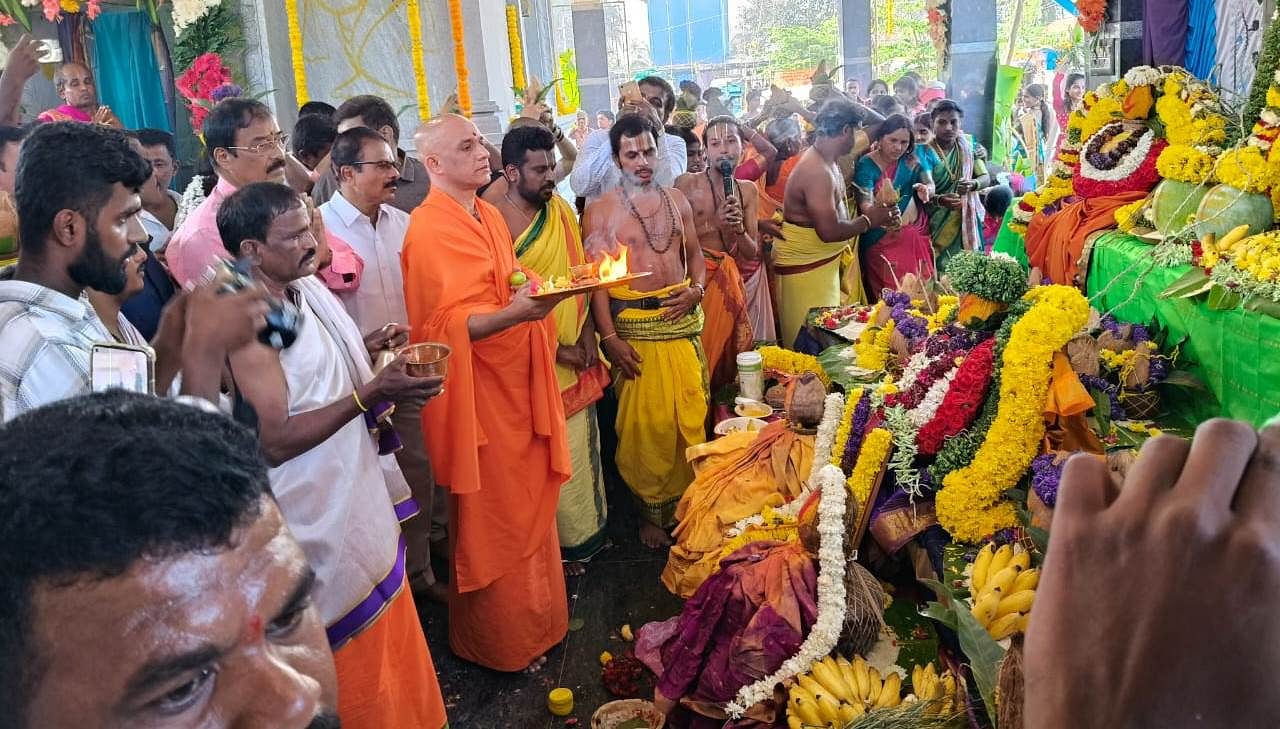 ತುರುವೇಕೆರೆ ತಾಲ್ಲೂಕಿನ ಮಾಯಸಂದ್ರ ಹೋಬಳಿ ಬ್ಯಾಲಹಳ್ಳಿ ಗ್ರಾಮದ ಉಡಸಲಮ್ಮ(ಮಾರಮ್ಮ) ದೇವಾಲಯ ಪ್ರವೇಶ ಸ್ಥಿರ ಬಿಂದ ಪ್ರತಿಷ್ಠಾಪನಾ ಮತ್ತು ವಿಮಾನ ಗೋಪುರ ಕಳಸ ಪ್ರತಿಷ್ಠಾಪನಾ ಕಾರ್ಯಕ್ರಮದಲ್ಲಿ ನಿರ್ಮಲಾನಂದನಾಥ ಸ್ವಾಮೀಜಿ ಪೂಜೆ ಸಲ್ಲಿಸಿದರು