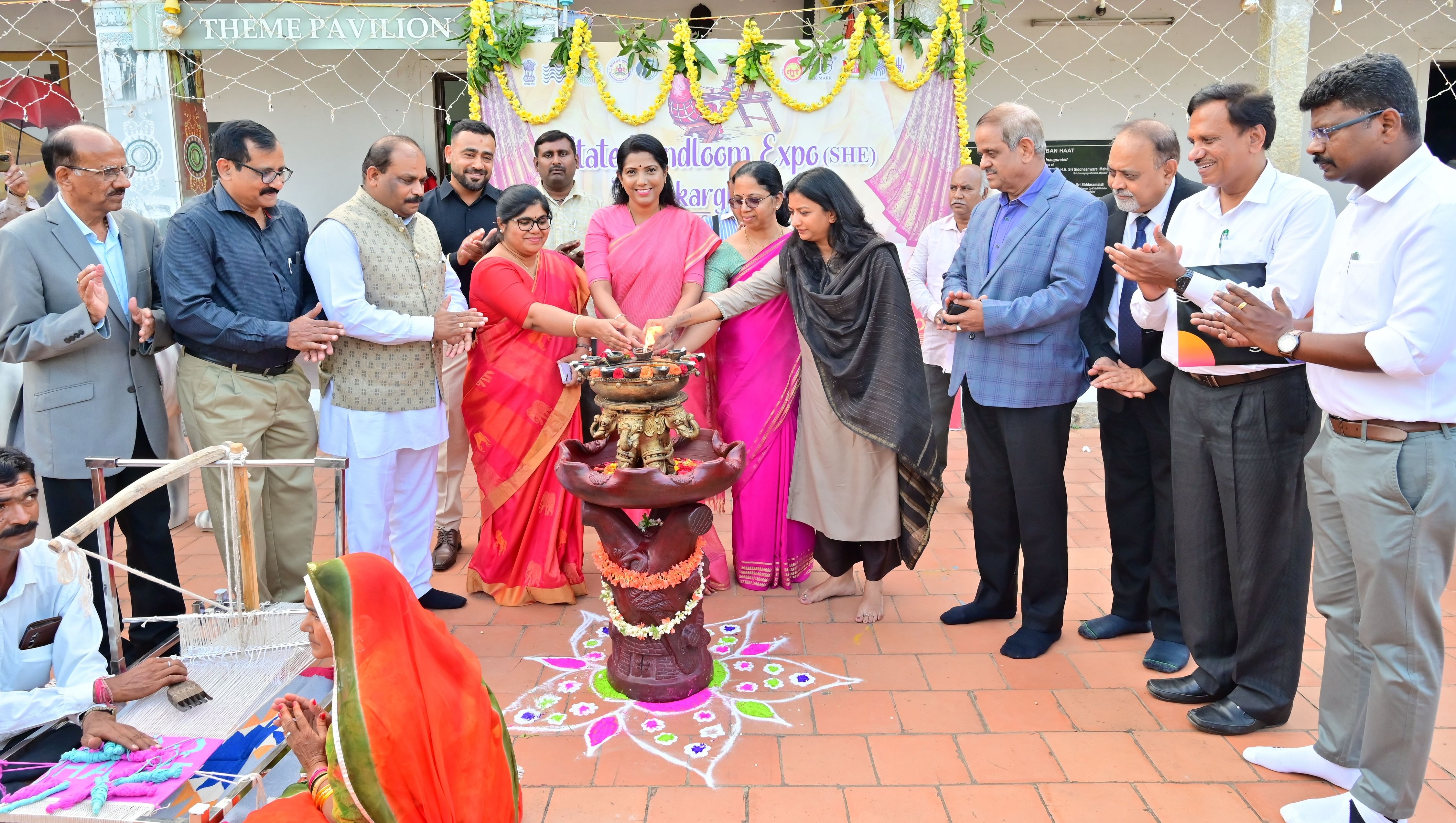 ಮೈಸೂರಿನ ಹೆಬ್ಬಾಳ ರಿಂಗ್‌ ರಸ್ತೆಯ ಜೆಎಸ್‌ಎಸ್‌ ಅರ್ಬನ್‌ ಹಾತ್‌ನಲ್ಲಿ ಆಯೋಜಿಸಿರುವ ‘ಹಾಥ್ ಕರ್ಘ ಉತ್ಸವ್‌-ವಿರಾಸತ್’ ಕೈಮಗ್ಗ ವಸ್ತುಪ್ರದರ್ಶನ ಹಾಗೂ ಮಾರಾಟ ಮೇಳವನ್ನು ಪುಷ್ಪಾ ಅಮರನಾಥ್‌ ಉದ್ಘಾಟಿಸಿದರು –ಪ್ರಜಾವಾಣಿ ಚಿತ್ರ