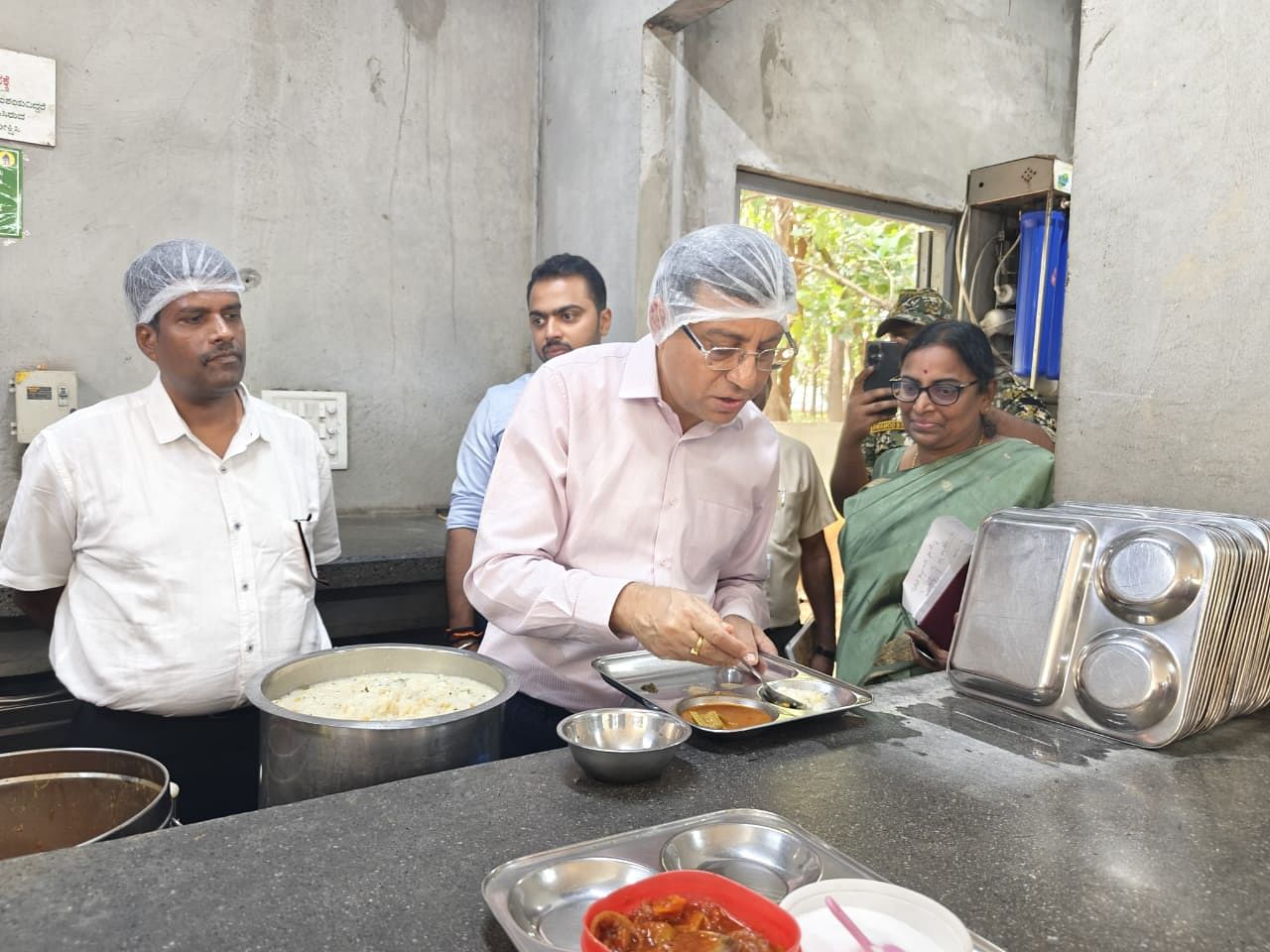 ಕೊಟ್ಟಿಗೆ ಪಾಳ್ಯದ ಇಂದಿರಾ ಕ್ಯಾಂಟೀನ್‌ನಲ್ಲಿ ಆಹಾರ ಸವಿದು ರುಚಿ ಪರೀಕ್ಷಿಸಿದರು