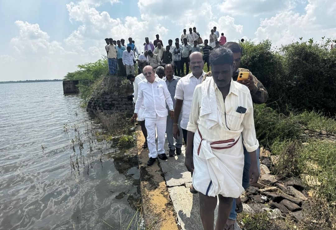 ಶಿರಾ ತಾಲ್ಲೂಕಿನ ಮದಲೂರು ಕೆರೆ ಕೋಡಿ ಬೀಳುವ ಹಂತದಲ್ಲಿದ್ದು, ಶುಕ್ರವಾರ ಶಾಸಕ ಟಿ.ಬಿ.ಜಯಚಂದ್ರ ವೀಕ್ಷಿಸಿದರು 