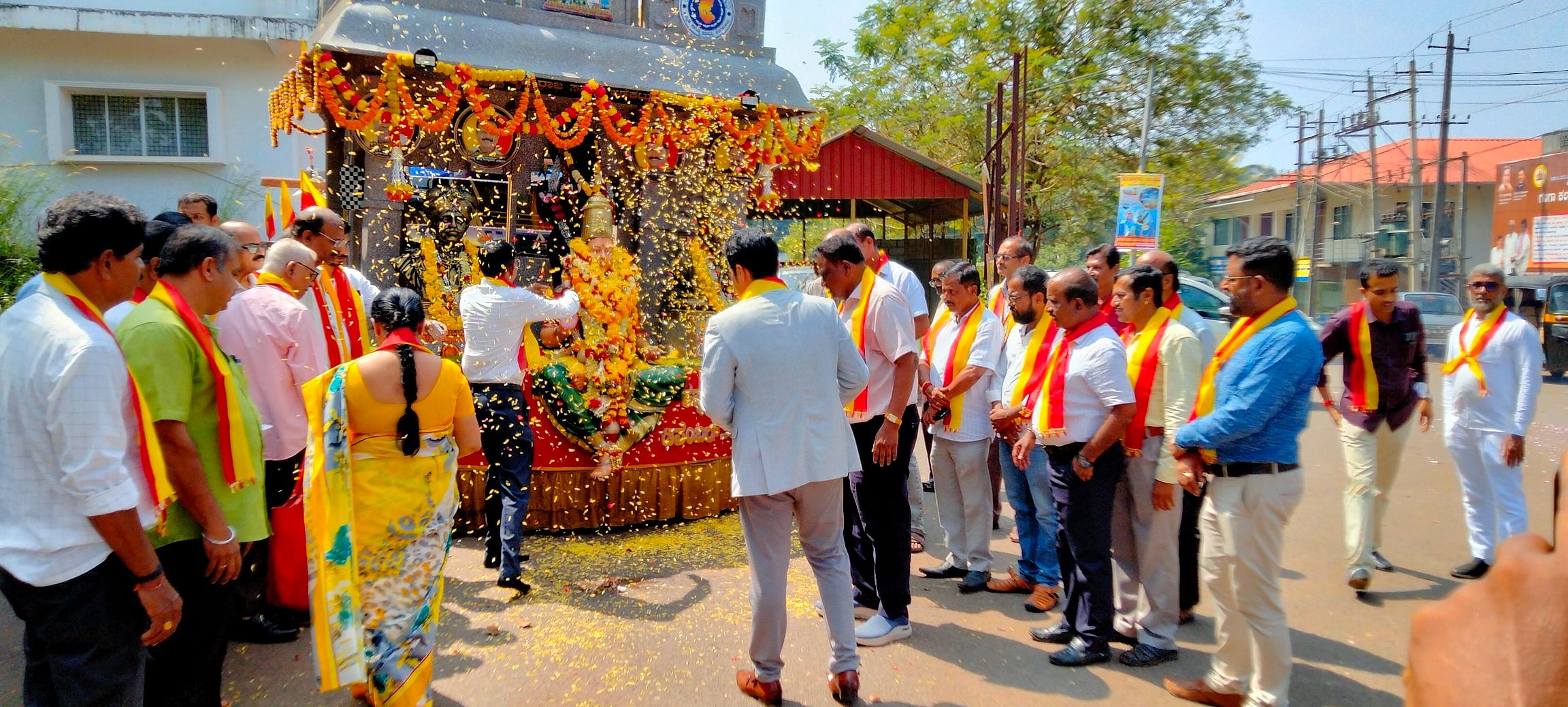 ಕನ್ನಡ ಜ್ಯೋತಿ ಹೊತ್ತ ಕನ್ನಡ ಭುವನೇಶ್ವರಿಯ ರಥವನ್ನು ಪುತ್ತೂರಿನಲ್ಲಿ ಸ್ವಾಗತಿಸಲಾಯಿತು