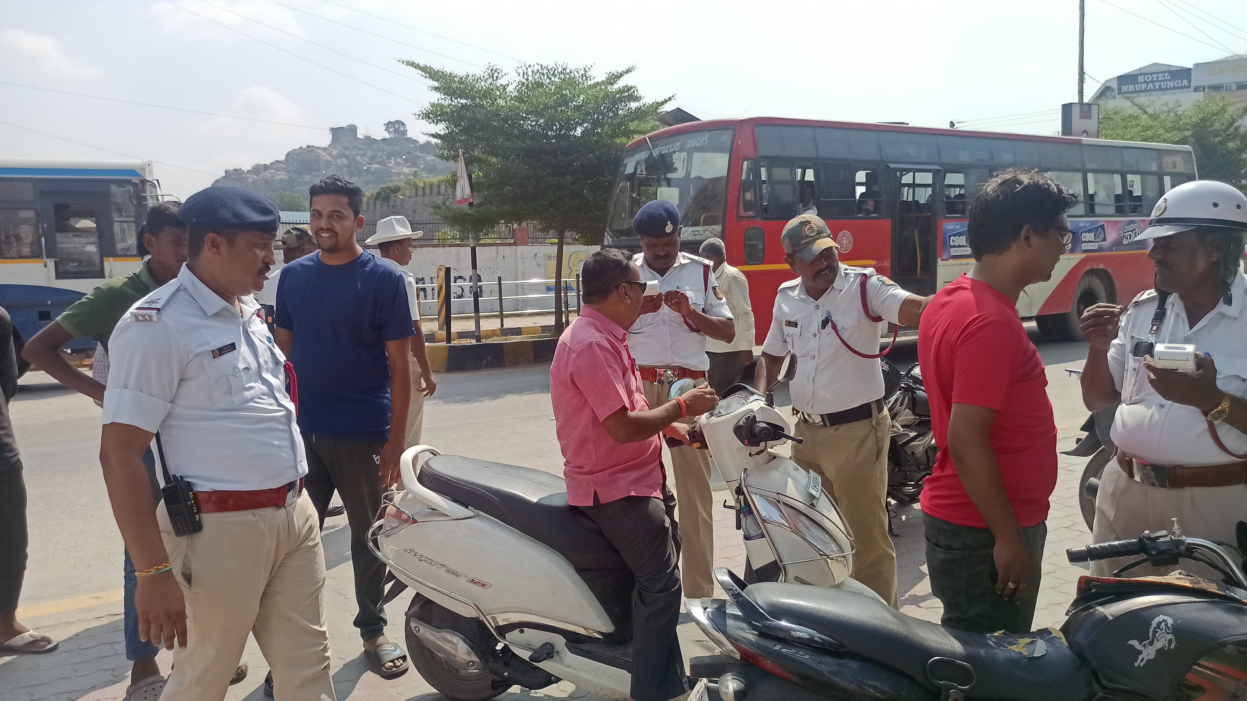 ರಾಯಚೂರಿನಲ್ಲಿ ಹೆಲ್ಮೆಟ್‌ ಧರಿಸದೇ ವಾಹನ ಚಲಾಯಿಸುತ್ತಿದ್ದ ಸವಾರರಿಗೆ ಪೊಲೀಸರು ದಂಡ ವಿಧಿಸಿದರು