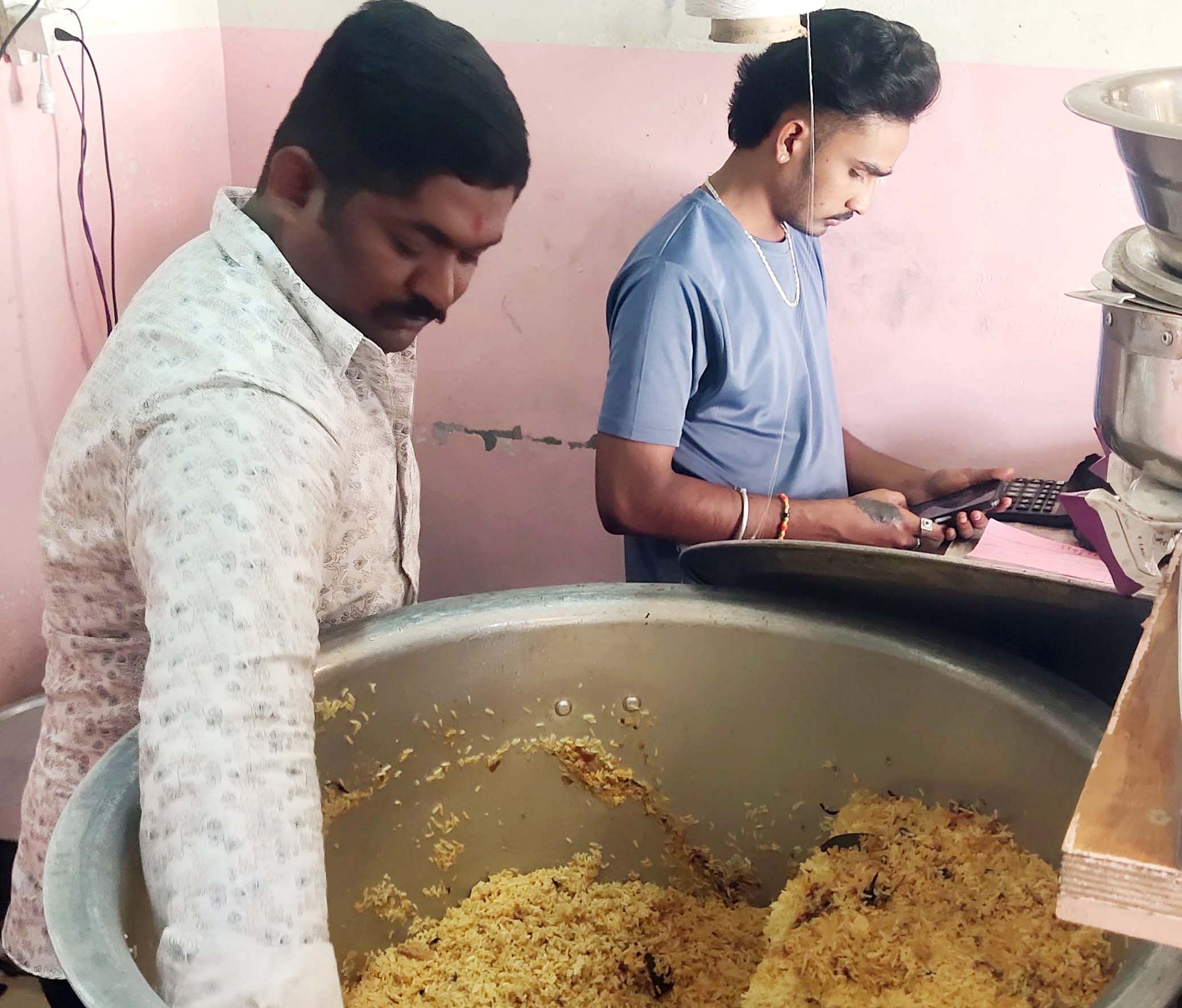 ಬಾಗೇಪಲ್ಲಿ ಪಟ್ಟಣದ ಬಿರಿಯಾನಿ ಮನೆಯಲ್ಲಿ ಮಂಜುನಾಥ್ ಬಿರಿಯಾನಿ ಸಿದ್ಧಪಡಿಸಿರುವುದು