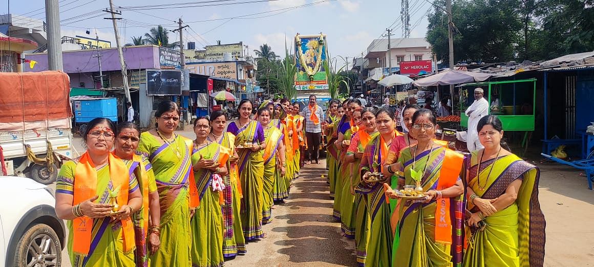 ಯಲಬುರ್ಗಾ ಪಟ್ಟಣದಲ್ಲಿ ಶುಕ್ರವಾರ ಎಸ್‍ಎಸ್‍ಕೆ ಸಮಾಜದ ವತಿಯಿಂದ ಸೋಮವಂಶ ಸಹಸ್ರಾರ್ಜುನ ಮಹಾರಾಜಯ ಜಯಂತಿ ಪ್ರಯುಕ್ತ ಭಾವಚಿತ್ರದ ಮೆರವಣಿಗೆ ಅದ್ದೂರಿಯಾಗಿ ಜರುಗಿತು