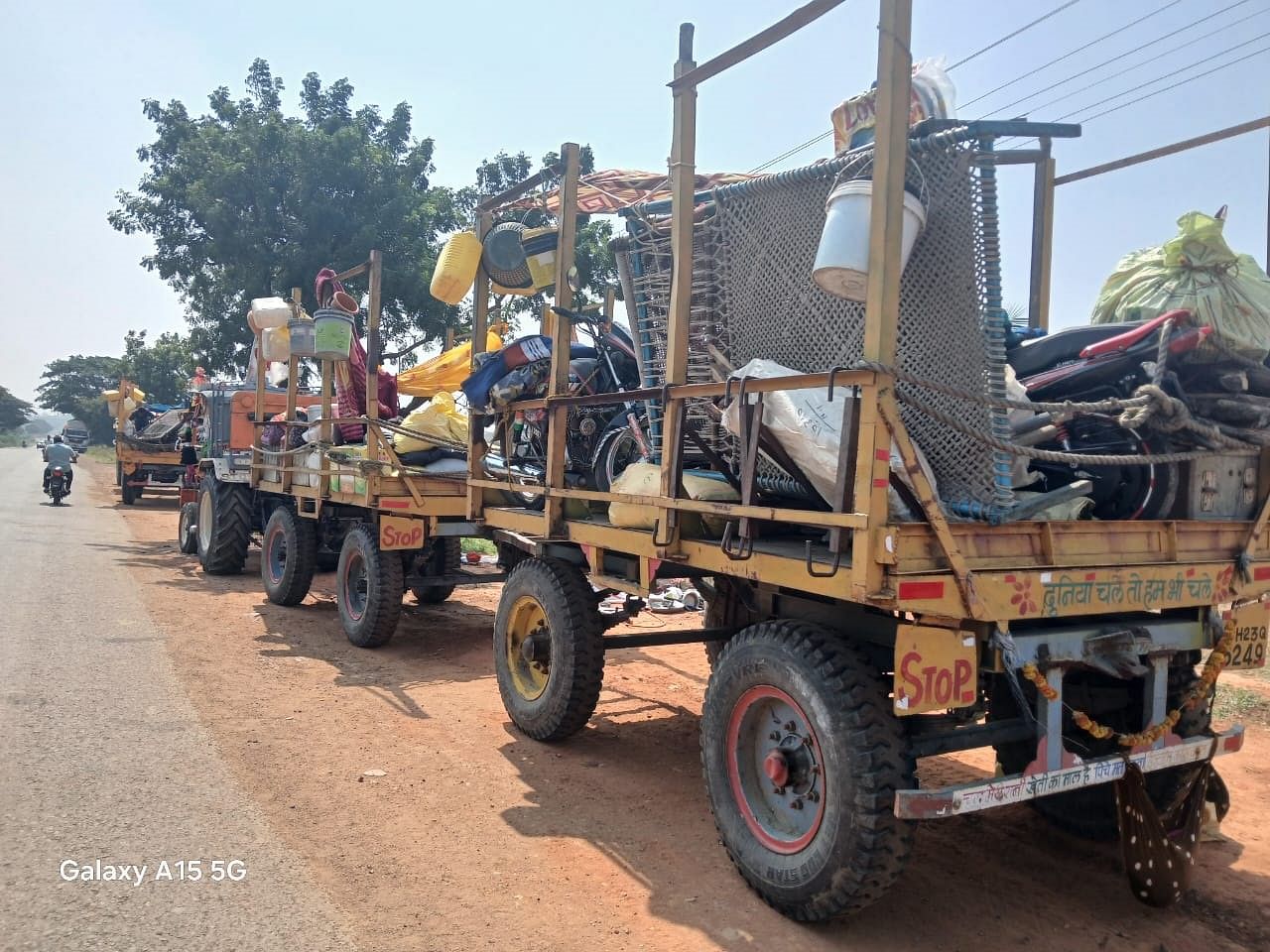 ಸರಂಜಾಮುಗಳೊಂದಿಗೆ ಮಹಾರಾಷ್ಟ್ರದಿಂದ ಬಂದಿರುವ ಕಬ್ಬು ಕಟಾವು ಗ್ಯಾಂಗ್‌ಗಳ ಟ್ರ್ಯಾಕ್ಟರ್‌ಗಳು