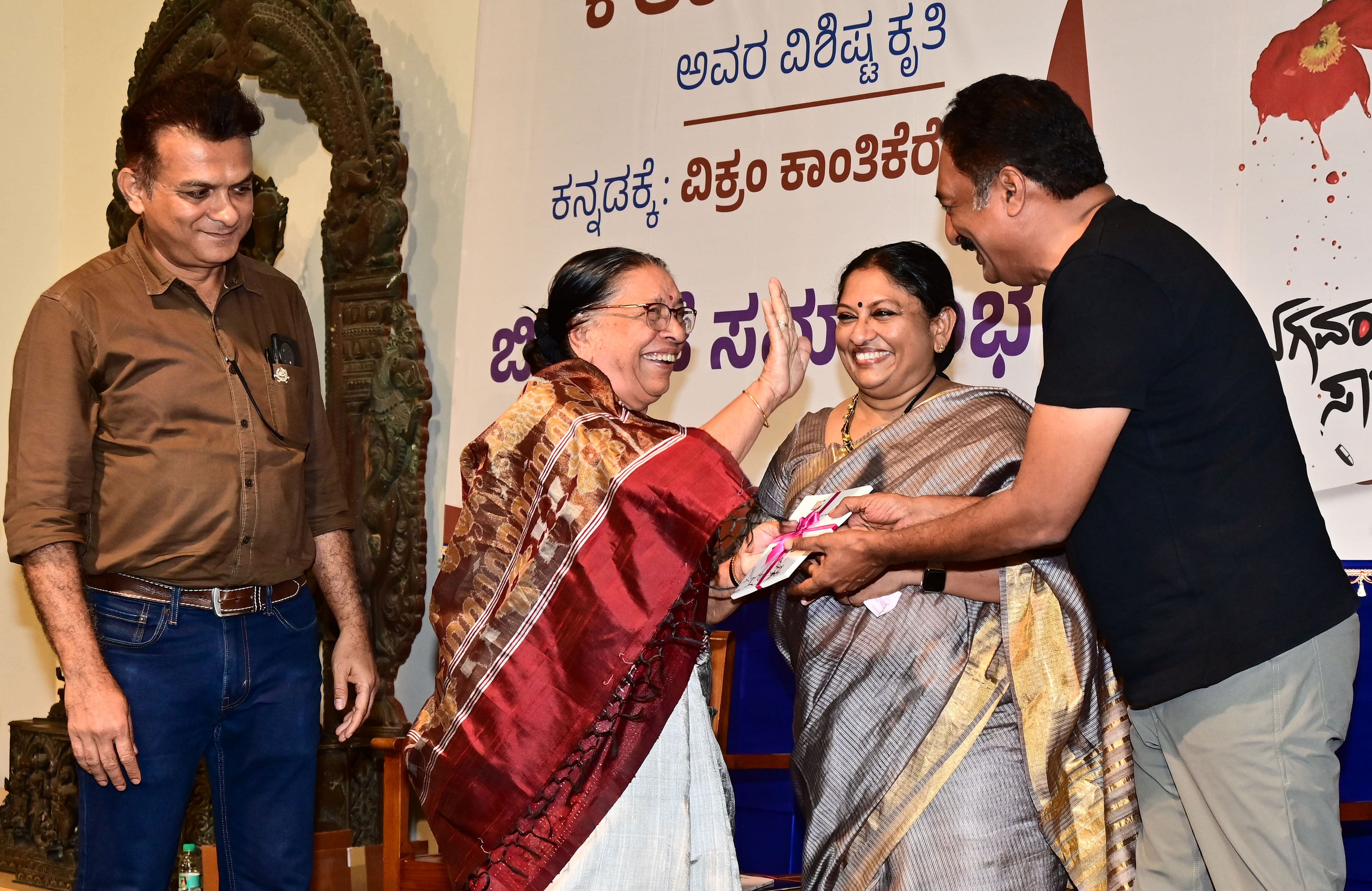 ‘ಭಗವಂತನ ಸಾವು’ ಕೃತಿ  ಬಿಡುಗಡೆ ಕಾರ್ಯಕ್ರಮದಲ್ಲಿ ನಟ ಪ್ರಕಾಶ್‌ ರಾಜ್‌ ಅವರು ಮೀರಾ ಅವರ ತಾಯಿ ಅಮೃತಾ ಕುಮಾರಿ ಅವರಿಗೆ ಮೊದಲ ಪ್ರತಿ ನೀಡಿದರು. ಶ್ರೀವಿಜಯ ಕಲಬುರ್ಗಿ, ಕೆ.ಆರ್. ಮೀರಾ ಹಾಜರಿದ್ದರು.
  –ಪ್ರಜಾವಾಣಿ ಚಿತ್ರ
