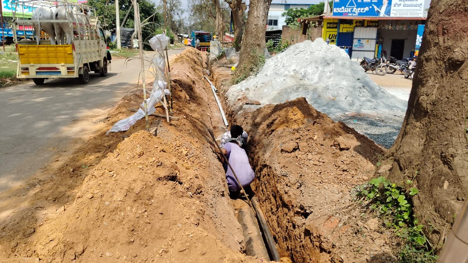 ಕಲಘಟಗಿಯ ಹೊರವಲಯದ ಕಲಘಟಗಿ– ಮುಂಡಗೋಡು ರಾಜ್ಯ ಹೆದ್ದಾರಿ ಪಕ್ಕದಲ್ಲಿ ನೀರಿನ ಪೈಪ್ ಅಳವಡಿಕೆ ಮಾಡುತ್ತಿರುವುದು