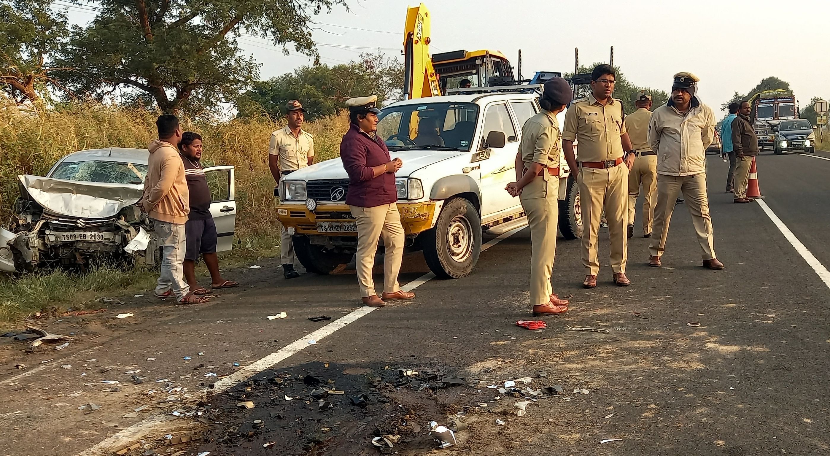 ಅಫಘಾತ ಘಟಿಸಿದ ಸ್ಥಳಕ್ಕೆ ಎಸ್‌ಪಿ ಅಡ್ಡೂರು ಶ್ರೀನಿವಾಸಲು, ಎಸ್‌ಪಿ ಬಿಂದುಮಣಿ ಭೇಟಿ ನೀಡಿದರು