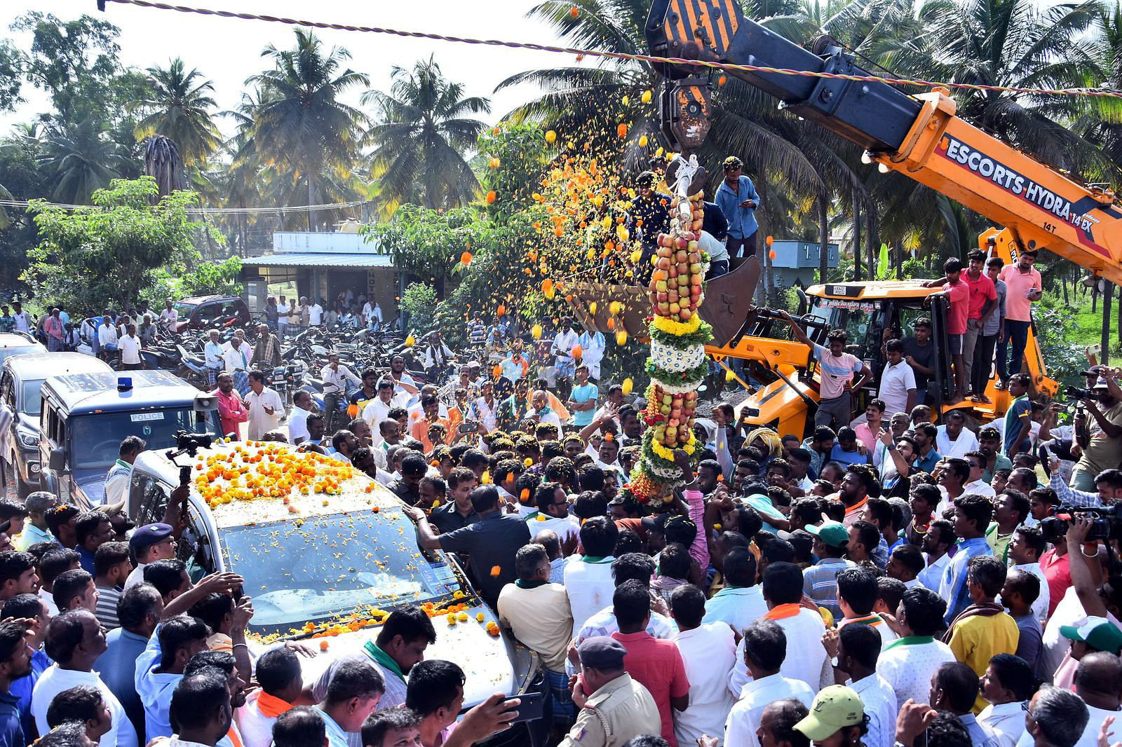 ಚನ್ನಪಟ್ಟಣ ತಾಲ್ಲೂಕಿನ ಚಕ್ಕೆರೆ ಗ್ರಾಮದಲ್ಲಿ ಮಾಜಿ ಪ್ರಧಾನಿ ಎಚ್.ಡಿ.ದೇವೇಗೌಡ, ಅಭ್ಯರ್ಥಿ ನಿಖಿಲ್ ಅವರಿಗೆ ಬೃಹತ್ ಹಣ್ಣಿನ ಹಾರ ಹಾಕಿ ಸ್ವಾಗತಿಸಲಾಯಿತು