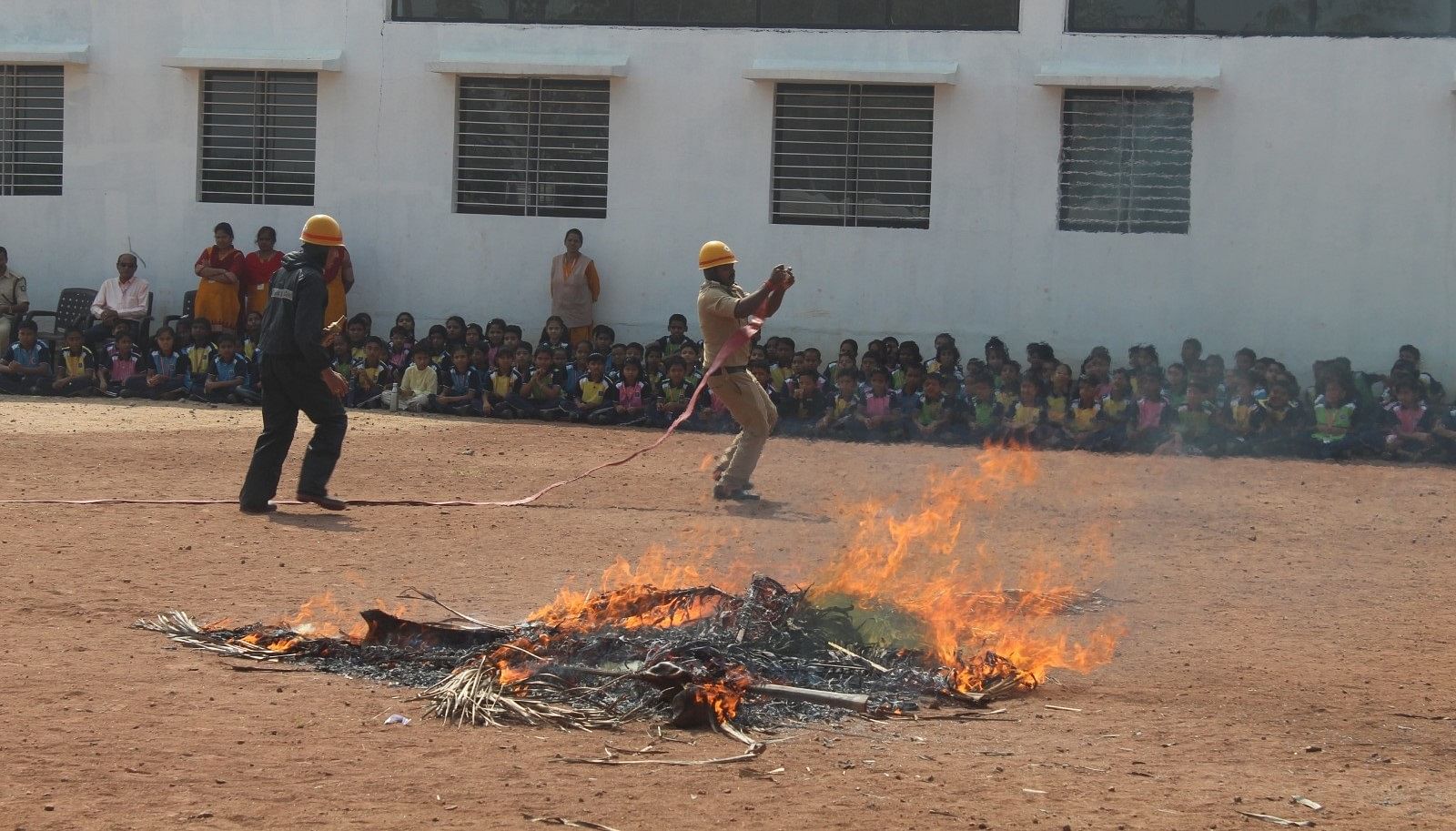 ಮಹಾಲಿಂಗಪುರ ಸಮೀಪದ ರನ್ನಬೆಳಗಲಿಯ ಢಪಳಾಪುರ ವಿದ್ಯಾವಿಹಾರ ಶಾಲೆಯಲ್ಲಿ ಮುಧೋಳದ ಅಗ್ನಿಶಾಮಕ ಠಾಣೆ ಸಹಯೋಗದಲ್ಲಿ ಬೆಂಕಿ ನಂದಿಸುವ ಪ್ರಾತ್ಯಕ್ಷಿಕೆ ನಡೆಯಿತು  