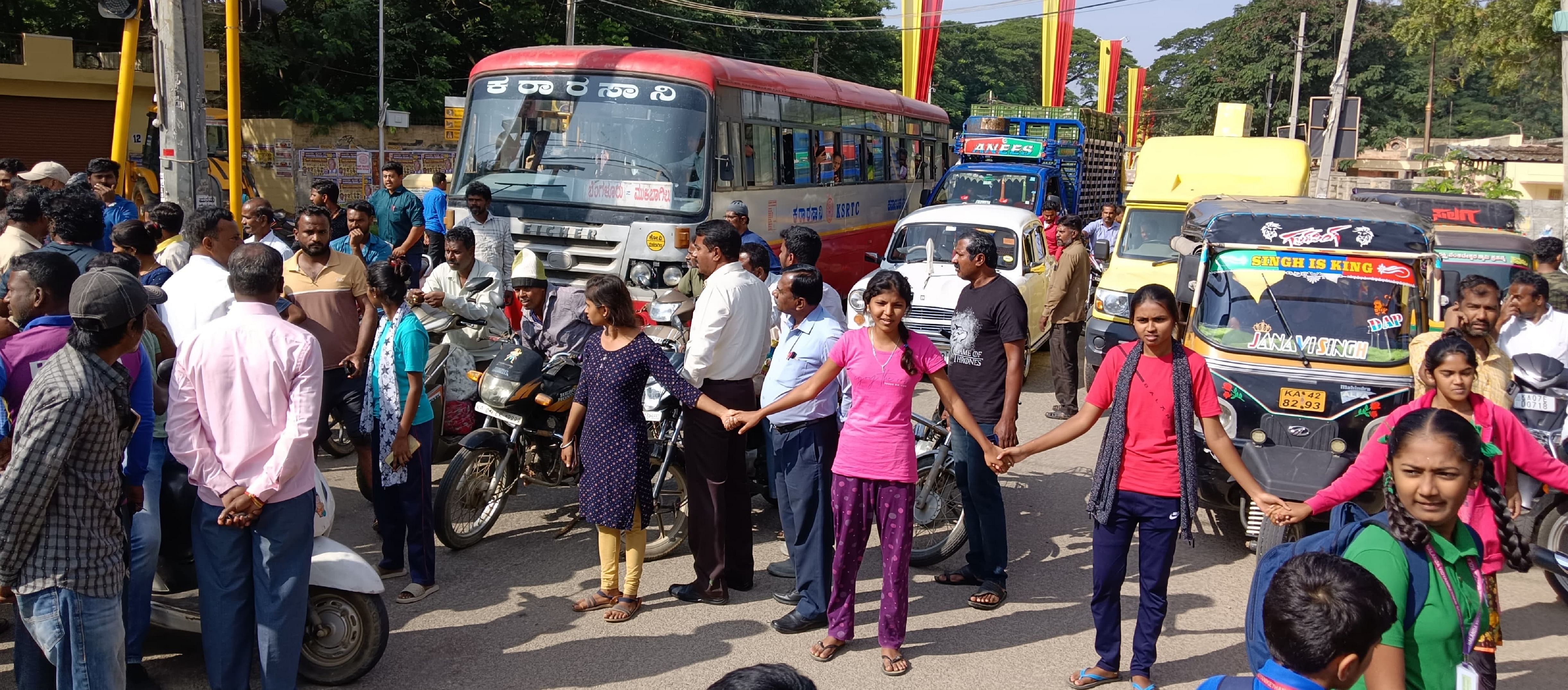 ಕೋಲಾರದಲ್ಲಿ ಶನಿವಾರ ಬೆಳ್ಳಂಬೆಳಿಗ್ಗೆ ಸರ್ಕಾರಿ ಹಾಸ್ಟೆಲ್‌ ವಿದ್ಯಾರ್ಥಿನಿಯರು ಮೂಲ ಸೌಕರ್ಯಕ್ಕೆ ಆಗ್ರಹಿಸಿ ರಸ್ತೆ ಬಂದ್‌ ಮಾಡಿ ಪ್ರತಿಭಟನೆ ನಡೆಸಿದರು