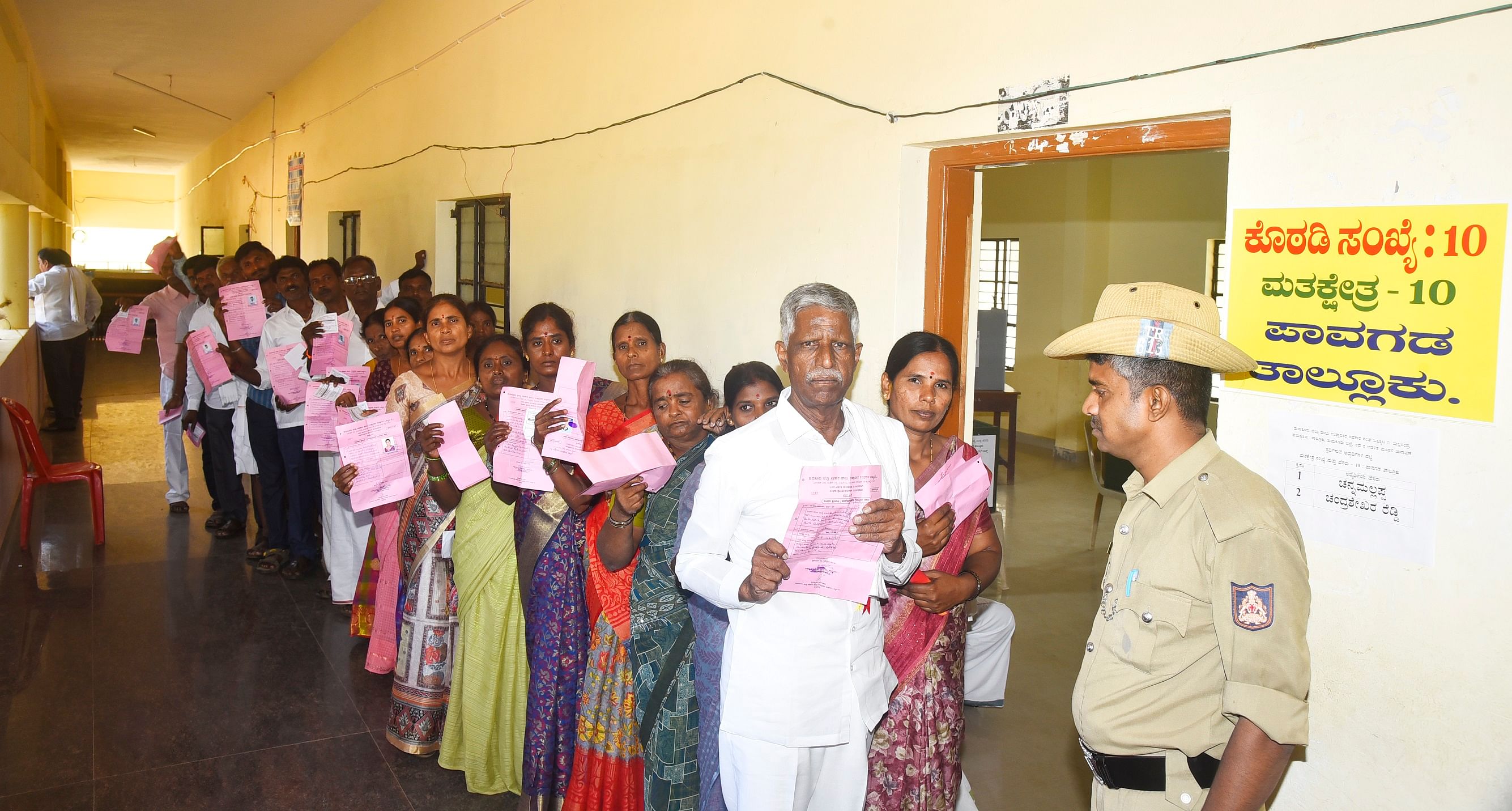 ತುಮಕೂರು ಎಂಪ್ರೆಸ್‌ ಕಾಲೇಜಿನ ಮತಗಟ್ಟೆ ಬಳಿ ಭಾನುವಾರ ಮತದಾರರು ಸರತಿ ಸಾಲಿನಲ್ಲಿ ನಿಂತು ಮತದಾನ ಮಾಡಿದರು