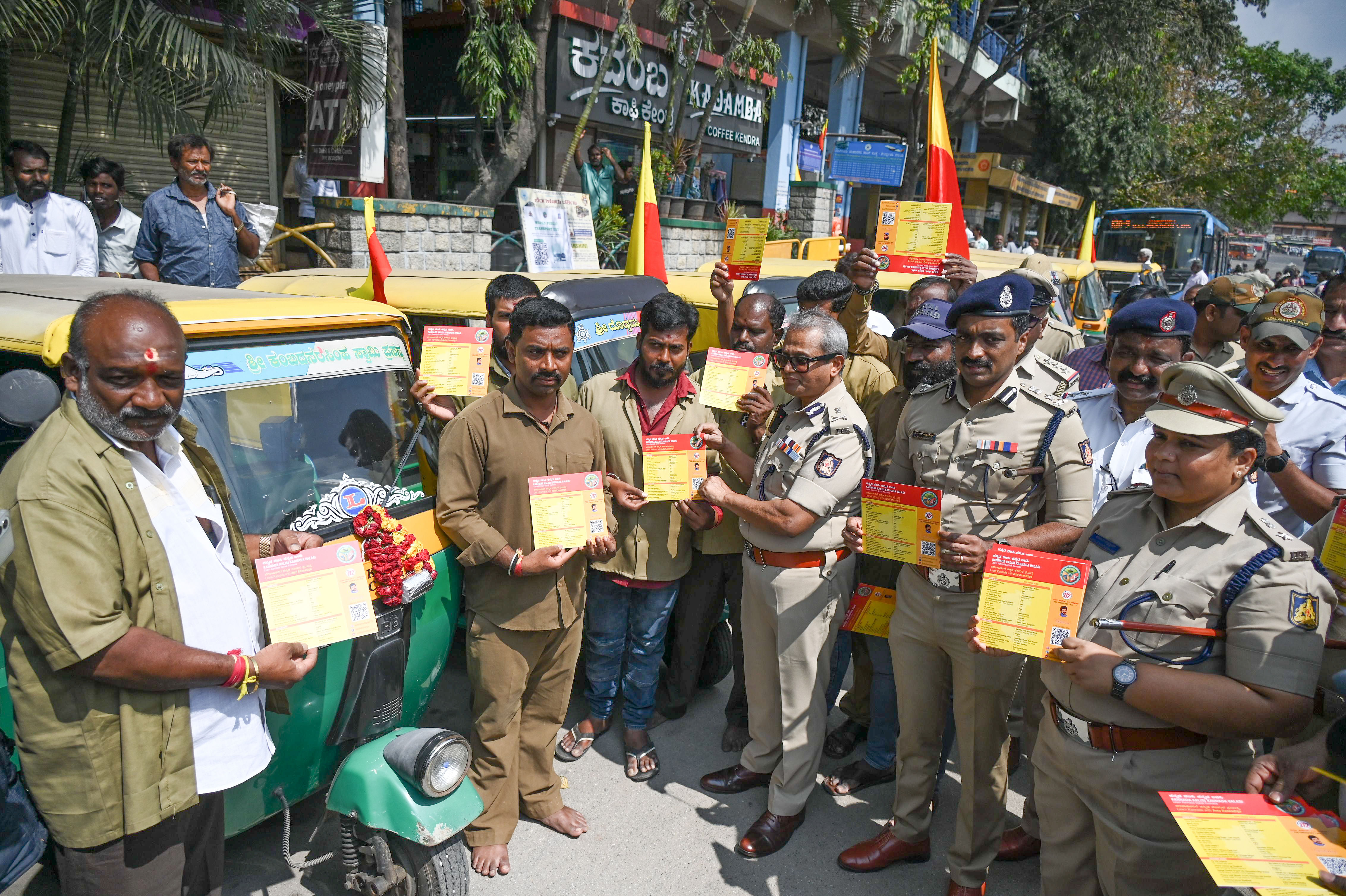 ವಿಶ್ವ ಸಾರ್ವಜನಿಕ ಸಾರಿಗೆ ದಿನದ ಅಂಗವಾಗಿ ಏರ್ಪಡಿಸಿದ್ದ ಕಾರ್ಯಕ್ರಮದಲ್ಲಿ ಆಟೊ ಚಾಲಕರಿಗೆ ‘ಕನ್ನಡ ಉಳಿಸಿ, ಕನ್ನಡ ಬೆಳೆಸಿ’ ಎಂಬ ಕರಪತ್ರಗಳನ್ನು ನಗರ ಪೊಲೀಸ್ ಕಮಿಷನರ್ ಬಿ.ದಯಾನಂದ ಅವರು ನೀಡಿದರು. ಸಂಚಾರ ವಿಭಾಗದ ಜಂಟಿ ಪೊಲೀಸ್ ಕಮಿಷನರ್‌ ಎಂ.ಎನ್.ಅನುಚೇತ್, ಡಿಸಿಪಿ ಅನಿತಾ ಹದ್ದಣನವರ್‌ ಇದ್ದಾರೆ.  
ಪ್ರಜಾವಾಣಿ ಚಿತ್ರ